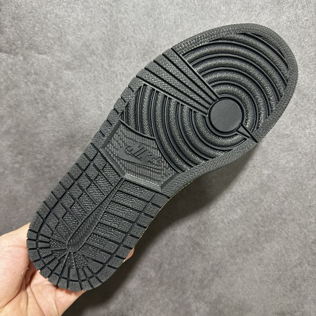 图片[9]-【定制版】街头做旧涂鸦！Air Jordan 1 Low（斯图西联名） 乔丹倒勾 爆款高端定制 鞋身印有Stussy品牌标识与涂鸦图案米白荔枝纹+水泥灰磨砂+复古绿点缀，做旧处理叠加黑色泼墨涂鸦与“RUN”字样 ，强化街头质感。定制鞋盒 超高清洁度 细节完美 货号：XJ1979-002 尺码：36 36.5 37.5 38 38.5 39 40 40.5 41 42 42.5 43 44 44.5 45-选品中心