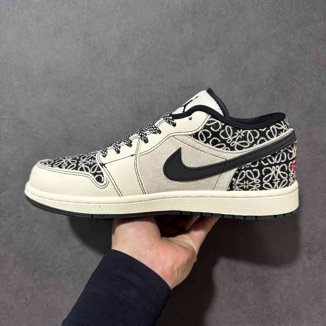 图片[2]-【定制版】奢潮联名 引爆街头Air Jordan 1 x LOEWE 这双鞋将西班牙奢侈品牌LOEWE的标志性Anagram提花与Air Jordan 1的经典轮廓碰撞，米白基底搭配黑白提花纹理，鞋侧解构Swoosh融入闪电元素，金属NIKE吊饰点缀细节，兼具高级质感与街头锋芒。米黑配色适配多元穿搭，无论是日常出街还是潮流搭配都能轻松驾驭，每一处细节都彰显独特品味，让你成为人群焦点。 货号：LL8888-004 尺码：36 36.5 37.5 38 38.5 39 40 40.5 41 42 42.5 43 44 44.5 45-选品中心