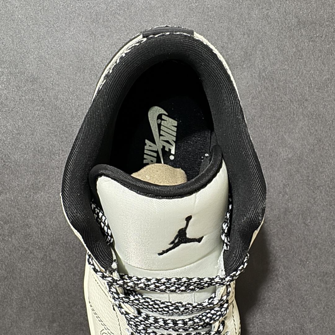 图片[7]-【定制版】奢潮联名 引爆街头Air Jordan 1 x LOEWE 这双鞋将西班牙奢侈品牌LOEWE的标志性Anagram提花与Air Jordan 1的经典轮廓碰撞，米白基底搭配黑白提花纹理，鞋侧解构Swoosh融入闪电元素，金属NIKE吊饰点缀细节，兼具高级质感与街头锋芒。米黑配色适配多元穿搭，无论是日常出街还是潮流搭配都能轻松驾驭，每一处细节都彰显独特品味，让你成为人群焦点。 货号：LL8888-004 尺码：36 36.5 37.5 38 38.5 39 40 40.5 41 42 42.5 43 44 44.5 45-选品中心