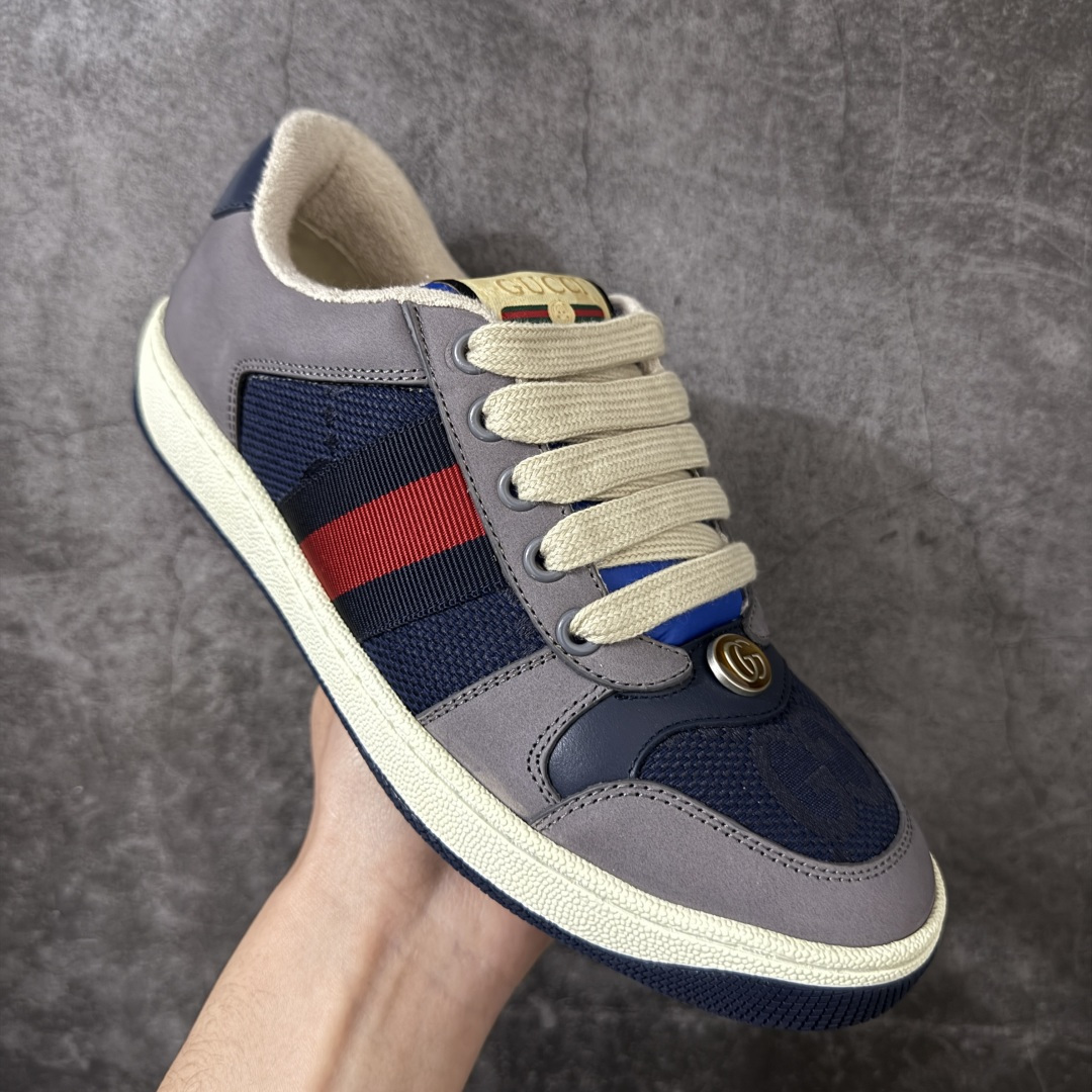 图片[3]-【YS纯原】广奢高端货 Gucci 古驰 Screener 运动休闲系列｜GG 珐琅扣 小脏鞋 ✦ Screener 经典复古做旧风格 ✦ 原版小脏工艺，还原穿旧质感 ✦ GG 珐琅扣色泽一致，细节克制高级 ✦ 原版对照开发，历时三个月打样 ✦ 多处细节升级，整体完成度高 ✦ 高端零售与海淘渠道同源品质 ✦ 鞋面采用意大利进口磨砂头层牛皮 ✦ 鞋舌、鞋带同步原版擦脏工艺 ✦ 后跟哑光丝印烫金字体 ✦ 原版逻辑私模大底 ✦ 无缝细空胶工艺，稳定耐穿 ✦ 日常高频上脚不娇气 ✦ 全套原版外盒及配件 ✦ 同源真丝绸防尘鞋套袋 ✦ 原装雪梨形超软沙绒纸团 尺码：35–45-选品中心