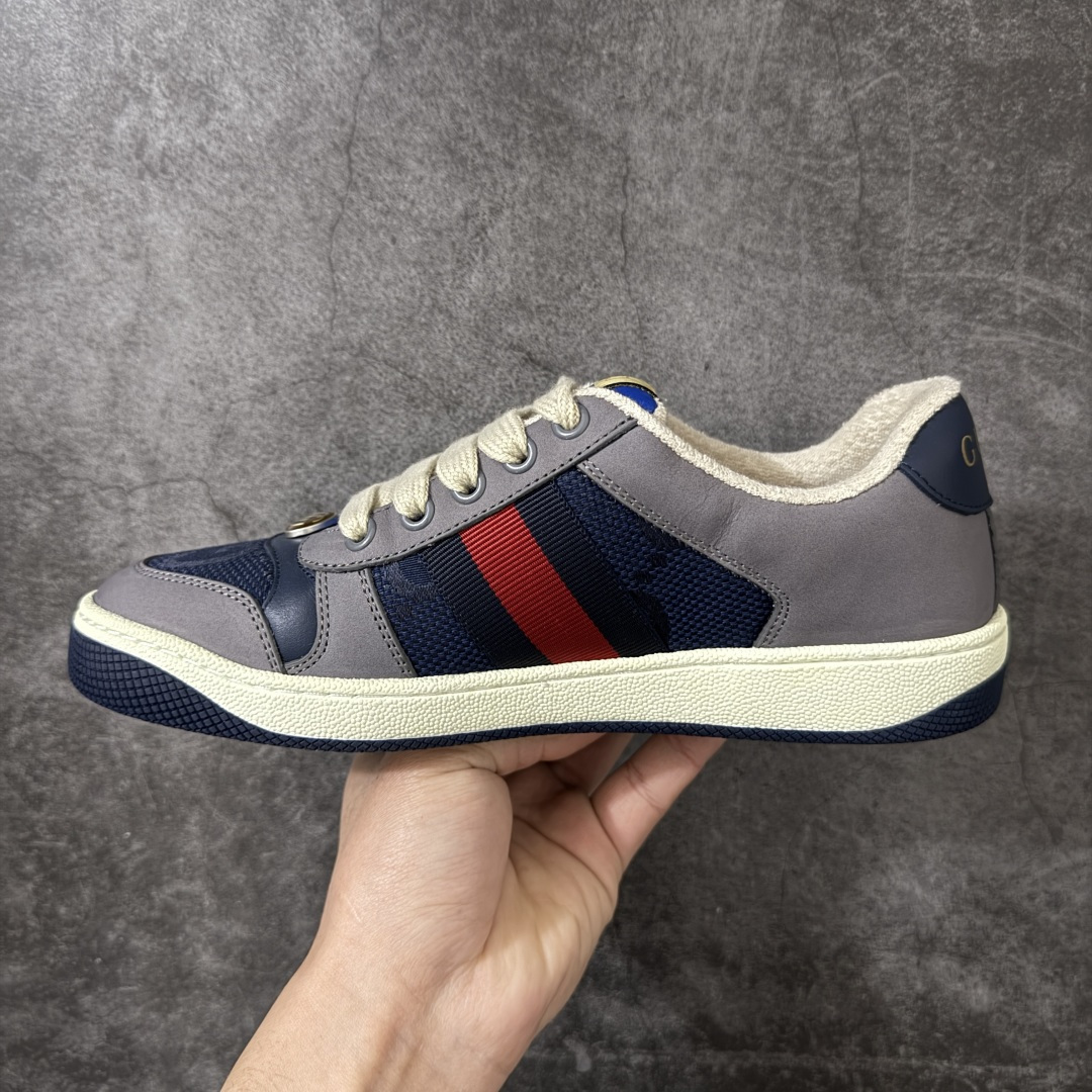 图片[2]-【YS纯原】广奢高端货 Gucci 古驰 Screener 运动休闲系列｜GG 珐琅扣 小脏鞋 ✦ Screener 经典复古做旧风格 ✦ 原版小脏工艺，还原穿旧质感 ✦ GG 珐琅扣色泽一致，细节克制高级 ✦ 原版对照开发，历时三个月打样 ✦ 多处细节升级，整体完成度高 ✦ 高端零售与海淘渠道同源品质 ✦ 鞋面采用意大利进口磨砂头层牛皮 ✦ 鞋舌、鞋带同步原版擦脏工艺 ✦ 后跟哑光丝印烫金字体 ✦ 原版逻辑私模大底 ✦ 无缝细空胶工艺，稳定耐穿 ✦ 日常高频上脚不娇气 ✦ 全套原版外盒及配件 ✦ 同源真丝绸防尘鞋套袋 ✦ 原装雪梨形超软沙绒纸团 尺码：35–45-选品中心