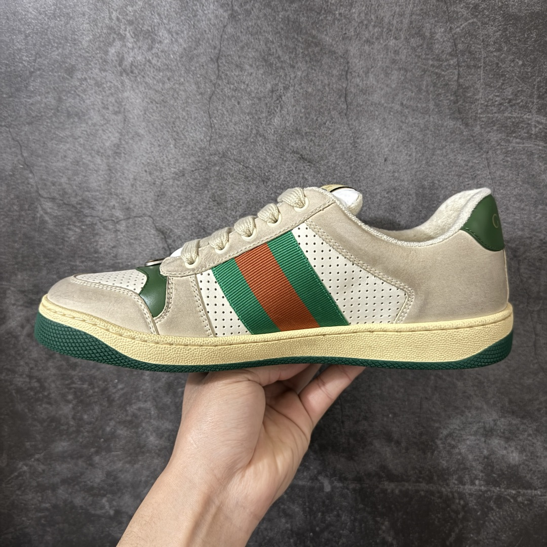 图片[2]-【YS纯原】广奢高端货 Gucci 古驰 Screener 运动休闲系列｜GG 珐琅扣 小脏鞋 ✦ Screener 经典复古做旧风格 ✦ 原版小脏工艺，还原穿旧质感 ✦ GG 珐琅扣色泽一致，细节克制高级 ✦ 原版对照开发，历时三个月打样 ✦ 多处细节升级，整体完成度高 ✦ 高端零售与海淘渠道同源品质 ✦ 鞋面采用意大利进口磨砂头层牛皮 ✦ 鞋舌、鞋带同步原版擦脏工艺 ✦ 后跟哑光丝印烫金字体 ✦ 原版逻辑私模大底 ✦ 无缝细空胶工艺，稳定耐穿 ✦ 日常高频上脚不娇气 ✦ 全套原版外盒及配件 ✦ 同源真丝绸防尘鞋套袋 ✦ 原装雪梨形超软沙绒纸团 尺码：35–45-选品中心