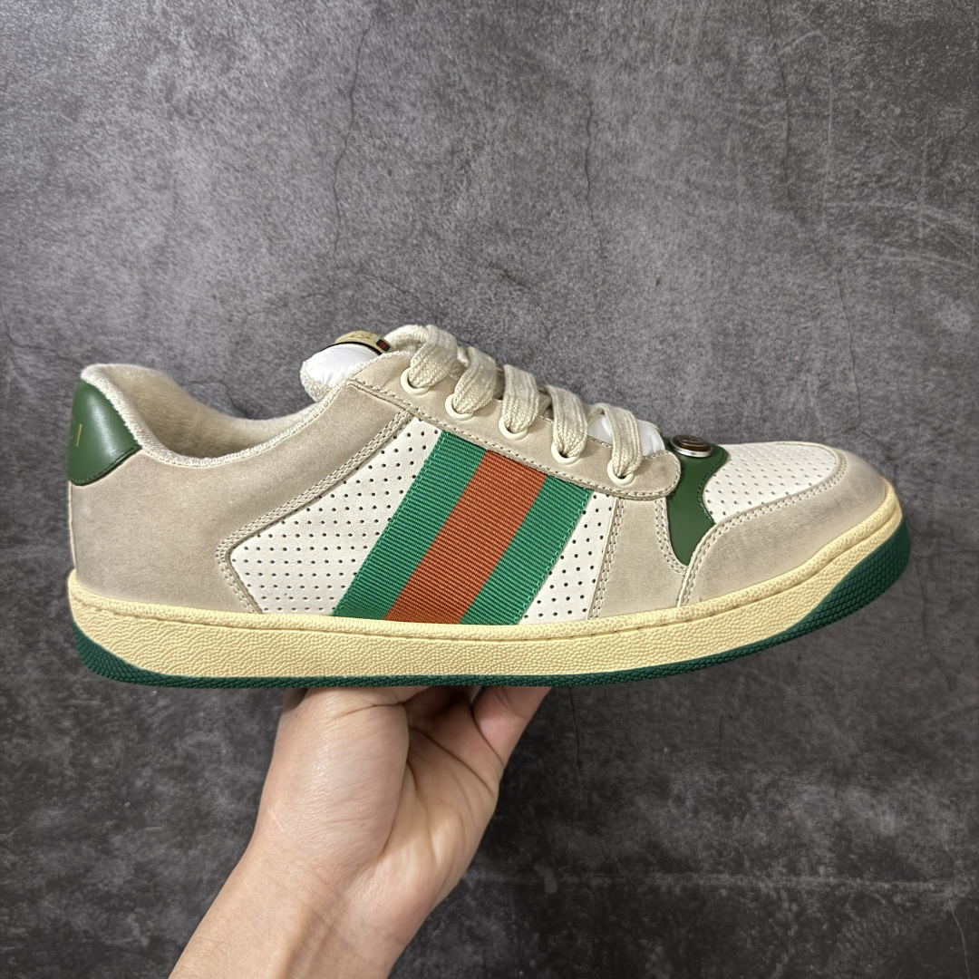 【YS纯原】广奢高端货 Gucci 古驰 Screener 运动休闲系列｜GG 珐琅扣 小脏鞋 ✦ Screener 经典复古做旧风格 ✦ 原版小脏工艺，还原穿旧质感 ✦ GG 珐琅扣色泽一致，细节克制高级 ✦ 原版对照开发，历时三个月打样 ✦ 多处细节升级，整体完成度高 ✦ 高端零售与海淘渠道同源品质 ✦ 鞋面采用意大利进口磨砂头层牛皮 ✦ 鞋舌、鞋带同步原版擦脏工艺 ✦ 后跟哑光丝印烫金字体 ✦ 原版逻辑私模大底 ✦ 无缝细空胶工艺，稳定耐穿 ✦ 日常高频上脚不娇气 ✦ 全套原版外盒及配件 ✦ 同源真丝绸防尘鞋套袋 ✦ 原装雪梨形超软沙绒纸团 尺码：35–45-选品中心