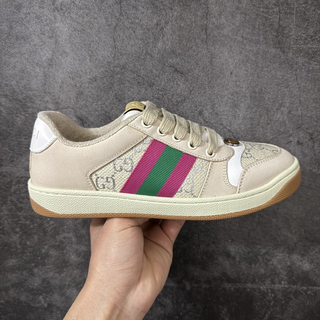【YS纯原】广奢高端货 Gucci 古驰 Screener 运动休闲系列｜GG 珐琅扣 小脏鞋 ✦ Screener 经典复古做旧风格 ✦ 原版小脏工艺，还原穿旧质感 ✦ GG 珐琅扣色泽一致，细节克制高级 ✦ 原版对照开发，历时三个月打样 ✦ 多处细节升级，整体完成度高 ✦ 高端零售与海淘渠道同源品质 ✦ 鞋面采用意大利进口磨砂头层牛皮 ✦ 鞋舌、鞋带同步原版擦脏工艺 ✦ 后跟哑光丝印烫金字体 ✦ 原版逻辑私模大底 ✦ 无缝细空胶工艺，稳定耐穿 ✦ 日常高频上脚不娇气 ✦ 全套原版外盒及配件 ✦ 同源真丝绸防尘鞋套袋 ✦ 原装雪梨形超软沙绒纸团 尺码：35–40-选品中心