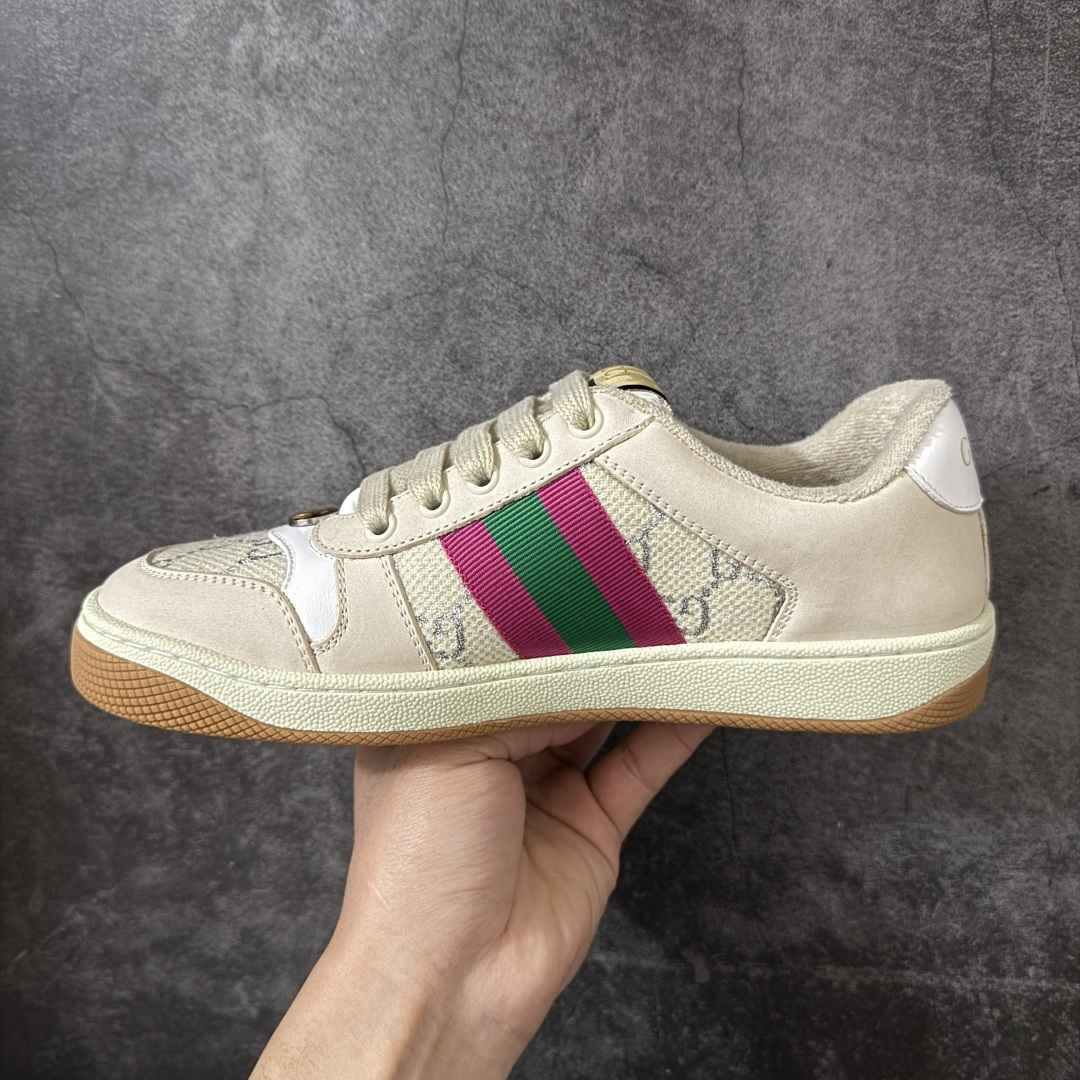 图片[2]-【YS纯原】广奢高端货 Gucci 古驰 Screener 运动休闲系列｜GG 珐琅扣 小脏鞋 ✦ Screener 经典复古做旧风格 ✦ 原版小脏工艺，还原穿旧质感 ✦ GG 珐琅扣色泽一致，细节克制高级 ✦ 原版对照开发，历时三个月打样 ✦ 多处细节升级，整体完成度高 ✦ 高端零售与海淘渠道同源品质 ✦ 鞋面采用意大利进口磨砂头层牛皮 ✦ 鞋舌、鞋带同步原版擦脏工艺 ✦ 后跟哑光丝印烫金字体 ✦ 原版逻辑私模大底 ✦ 无缝细空胶工艺，稳定耐穿 ✦ 日常高频上脚不娇气 ✦ 全套原版外盒及配件 ✦ 同源真丝绸防尘鞋套袋 ✦ 原装雪梨形超软沙绒纸团 尺码：35–40-选品中心