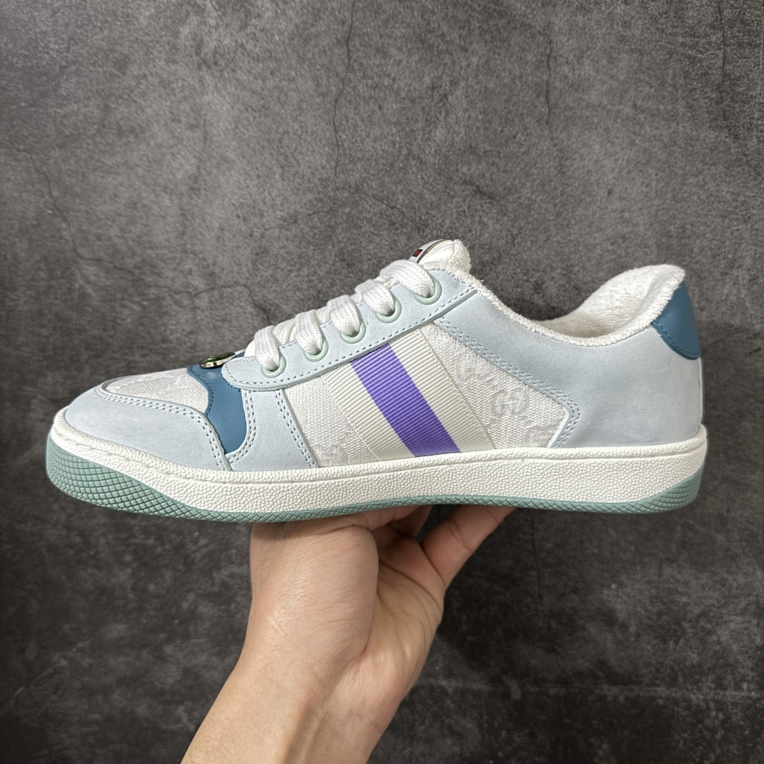 图片[2]-【YS纯原】广奢高端货 Gucci 古驰 Screener 运动休闲系列｜GG 珐琅扣 小脏鞋 ✦ Screener 经典复古做旧风格 ✦ 原版小脏工艺，还原穿旧质感 ✦ GG 珐琅扣色泽一致，细节克制高级 ✦ 原版对照开发，历时三个月打样 ✦ 多处细节升级，整体完成度高 ✦ 高端零售与海淘渠道同源品质 ✦ 鞋面采用意大利进口磨砂头层牛皮 ✦ 鞋舌、鞋带同步原版擦脏工艺 ✦ 后跟哑光丝印烫金字体 ✦ 原版逻辑私模大底 ✦ 无缝细空胶工艺，稳定耐穿 ✦ 日常高频上脚不娇气 ✦ 全套原版外盒及配件 ✦ 同源真丝绸防尘鞋套袋 ✦ 原装雪梨形超软沙绒纸团 尺码：35–45-选品中心