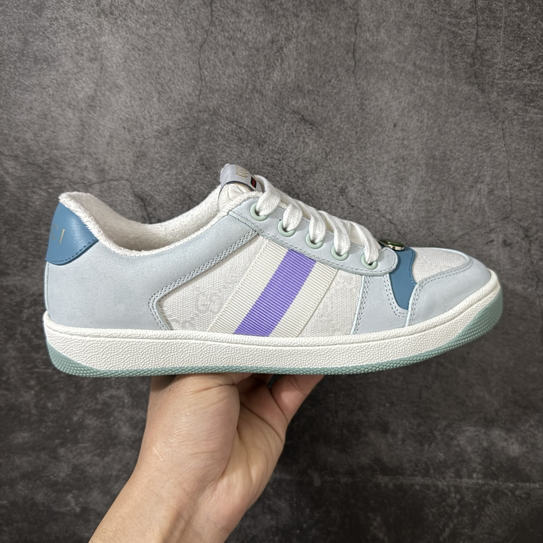 【YS纯原】广奢高端货 Gucci 古驰 Screener 运动休闲系列｜GG 珐琅扣 小脏鞋 ✦ Screener 经典复古做旧风格 ✦ 原版小脏工艺，还原穿旧质感 ✦ GG 珐琅扣色泽一致，细节克制高级 ✦ 原版对照开发，历时三个月打样 ✦ 多处细节升级，整体完成度高 ✦ 高端零售与海淘渠道同源品质 ✦ 鞋面采用意大利进口磨砂头层牛皮 ✦ 鞋舌、鞋带同步原版擦脏工艺 ✦ 后跟哑光丝印烫金字体 ✦ 原版逻辑私模大底 ✦ 无缝细空胶工艺，稳定耐穿 ✦ 日常高频上脚不娇气 ✦ 全套原版外盒及配件 ✦ 同源真丝绸防尘鞋套袋 ✦ 原装雪梨形超软沙绒纸团 尺码：35–45-选品中心