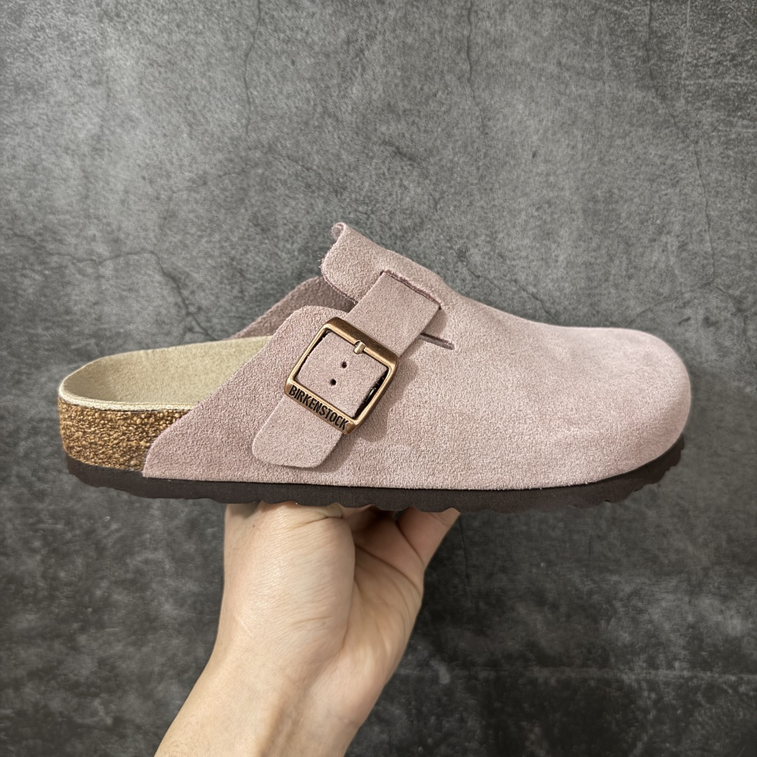 【纯原Y版】德国知名品牌博肯 Birkenstock 勃肯包拖系列 牛皮绒面革平底复古软木休闲鞋 配色货号：0560771 粉色 勃肯包头拖 市面顶级版本 真正软木塞大底 品质细节领先市场版本 原产品质 采用质地柔软牛皮绒面革 中底搭载缓震软木橡胶 尺码：35 36 37 38 39 40 41 42 43 44 45-选品中心