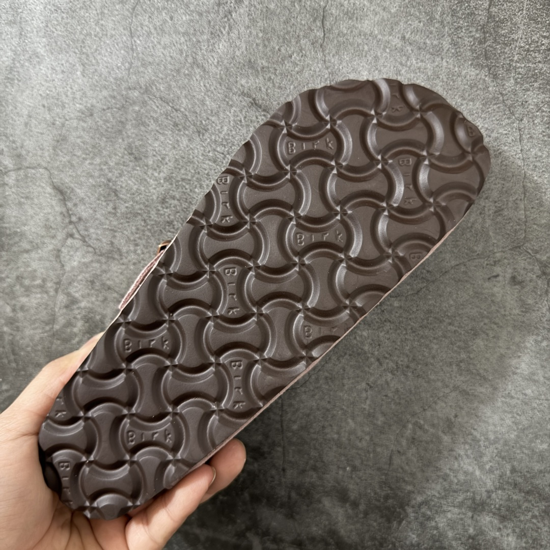 图片[9]-【纯原Y版】德国知名品牌博肯 Birkenstock 勃肯包拖系列 牛皮绒面革平底复古软木休闲鞋 配色货号：0560771 粉色 勃肯包头拖 市面顶级版本 真正软木塞大底 品质细节领先市场版本 原产品质 采用质地柔软牛皮绒面革 中底搭载缓震软木橡胶 尺码：35 36 37 38 39 40 41 42 43 44 45-选品中心