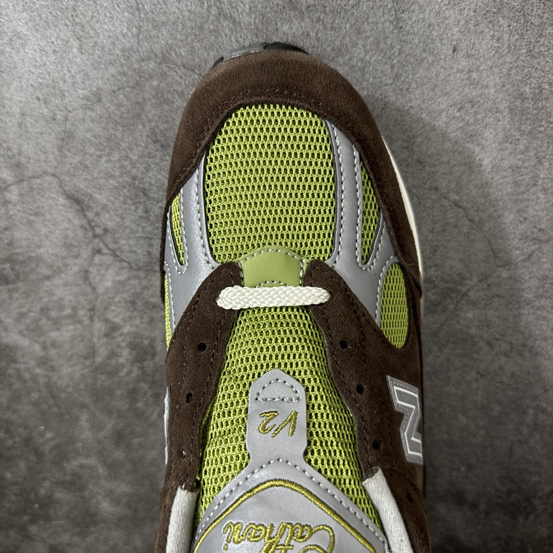 图片[5]-【总裁版本】Kith x New Balance NB991 踪绿 U991CK2 独家私模 NB天花板系列 原鞋购入开发 采购原厂皮料 正确3M反光细节 原楦原纸版开发 正确6层组合底模精密开发 后跟透明TPU水晶装饰条稳固 沿用了引以为傲的跑鞋手工技艺 采用猪皮绒面并包裹局部透气网面的鞋身设计 菱网鞋舌上刻有New Balance USA 鞋面依旧&身着经典的大热之灰 彰显了其高端的品质身份 尺码：36 37 37.5 38 38.5 39 40 40.5 41.5 42 42.5 43 44 45 46.5-选品中心