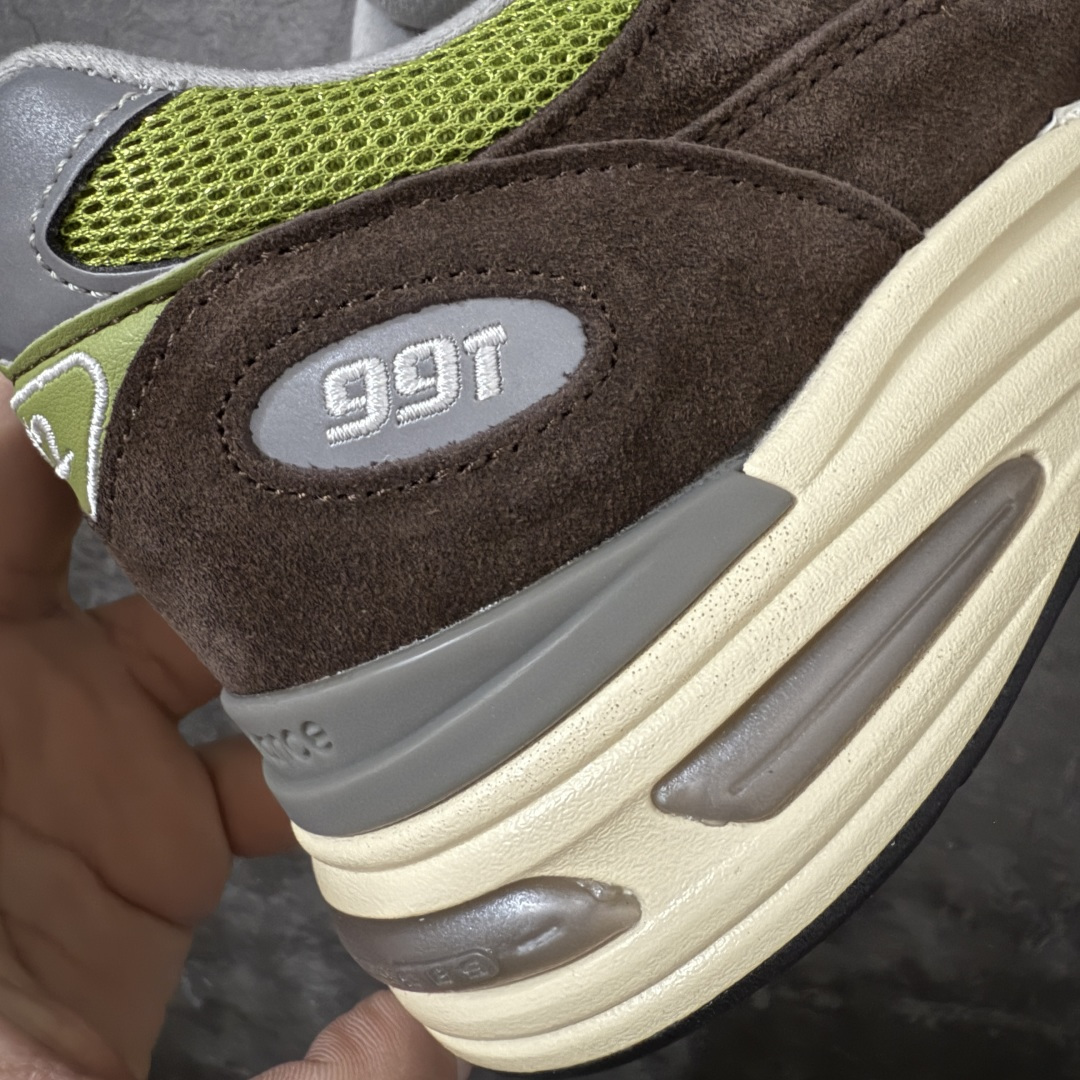 图片[3]-【总裁版本】Kith x New Balance NB991 踪绿 U991CK2 独家私模 NB天花板系列 原鞋购入开发 采购原厂皮料 正确3M反光细节 原楦原纸版开发 正确6层组合底模精密开发 后跟透明TPU水晶装饰条稳固 沿用了引以为傲的跑鞋手工技艺 采用猪皮绒面并包裹局部透气网面的鞋身设计 菱网鞋舌上刻有New Balance USA 鞋面依旧&身着经典的大热之灰 彰显了其高端的品质身份 尺码：36 37 37.5 38 38.5 39 40 40.5 41.5 42 42.5 43 44 45 46.5-选品中心