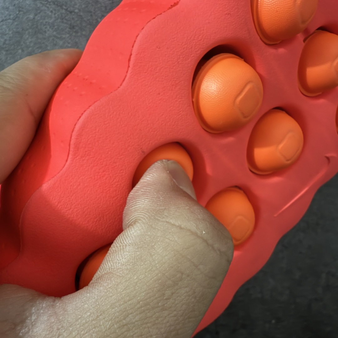 图片[9]-【PK纯原】NK Mind 001 Sail 黑科技足底按摩舒适贴合训练鞋 红色HQ4307-600 顶级版本 正确细节 1：1标配组合底 MD软底 渐变雾面大底 超高清洁度 按摩功能效果同步原版 区别市场通货 Mind 001 从神经科学中汲取灵感，打造出一款不仅外观独特，更能为穿着者带来别样感知体验的球鞋，此次新作将继续延续此核心方向。历时十年打磨的 Mind 系列，承载着 Nike 对未来鞋款的愿景呈现。系列中的每双鞋，外底均由 22 个独立泡沫结节构成，旨在模拟赤足般的体验。这些结节N通过与足底感官感受器的相互作用，从而促进人体的自然步态。 尺码：36-47.5=36 37.5 38.5 40 41 42.5 44 45 46 47.5 和官网一样偏小一码-选品中心