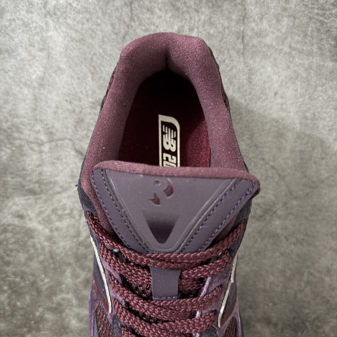 图片[8]-【纯原原盒版】Rich Paul × New Balance ABZORB NB2010 舒适时尚 麂皮耐磨 低帮 休闲跑步鞋 男女同款 勃艮第酒红色 U2010RP1 新百伦经典配色 沿袭了面世之初的经典科技 以ENCAP中底配以升级版 N-ERGY缓震物料 鞋面则采用特色的柔软麂皮搭以NewBalance经典的尼龙网布 低调中还原跑鞋本真 更年轻化的设计理念与材质 让新世代青年得以用全新视角体验经典鞋款的传奇魅力 尺码：36 37 37.5 38 38.5 39.5 40 40.5 41.5 42 42.5 43 44 45 46-选品中心