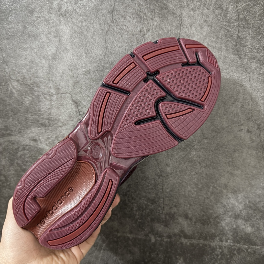 图片[9]-【纯原原盒版】Rich Paul × New Balance ABZORB NB2010 舒适时尚 麂皮耐磨 低帮 休闲跑步鞋 男女同款 勃艮第酒红色 U2010RP1 新百伦经典配色 沿袭了面世之初的经典科技 以ENCAP中底配以升级版 N-ERGY缓震物料 鞋面则采用特色的柔软麂皮搭以NewBalance经典的尼龙网布 低调中还原跑鞋本真 更年轻化的设计理念与材质 让新世代青年得以用全新视角体验经典鞋款的传奇魅力 尺码：36 37 37.5 38 38.5 39.5 40 40.5 41.5 42 42.5 43 44 45 46-选品中心