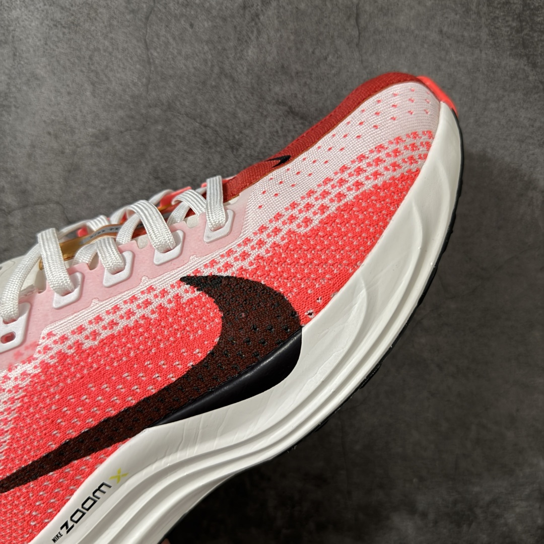 图片[6]-【RS纯原】Nike Pegasus Plus 超级飞马系列马拉松跑步鞋 马年白红FQ7262-103 平台专供 充正品质 之前未流通市场版本 内里嵌入定型海绵 中底搭载前Zoom+全掌React配置 全部原鞋开发打造 所有细节全部同步原版 全新一代拥有 Zoom Air 一如既往的稳定感和流畅感 鞋面采用工程网眼设计 为特定高热区域营造出色透气性 进一步增加鞋面的穿孔数量 让足部能够快速散热 中足搭配 Flywire 飞线 在高速运动时营造舒适稳定的贴合感 内置Zoon气垫加持 动力十足！ 尺码：36-45-选品中心