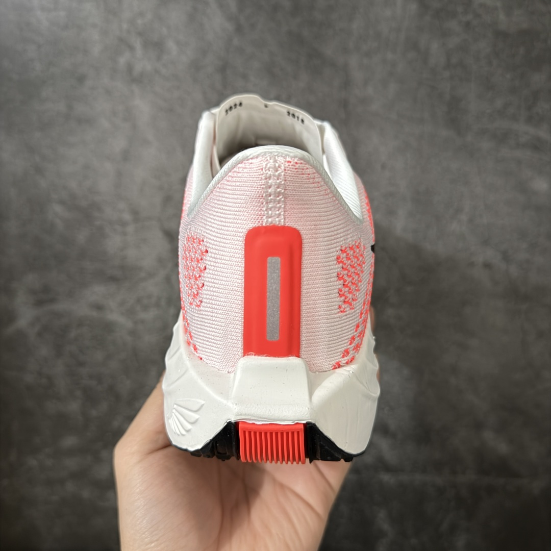 图片[4]-【RS纯原】Nike Pegasus Plus 超级飞马系列马拉松跑步鞋 马年白红FQ7262-103 平台专供 充正品质 之前未流通市场版本 内里嵌入定型海绵 中底搭载前Zoom+全掌React配置 全部原鞋开发打造 所有细节全部同步原版 全新一代拥有 Zoom Air 一如既往的稳定感和流畅感 鞋面采用工程网眼设计 为特定高热区域营造出色透气性 进一步增加鞋面的穿孔数量 让足部能够快速散热 中足搭配 Flywire 飞线 在高速运动时营造舒适稳定的贴合感 内置Zoon气垫加持 动力十足！ 尺码：36-45-选品中心