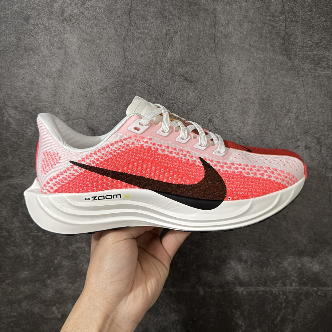 【RS纯原】Nike Pegasus Plus 超级飞马系列马拉松跑步鞋 马年白红FQ7262-103 平台专供 充正品质 之前未流通市场版本 内里嵌入定型海绵 中底搭载前Zoom+全掌React配置 全部原鞋开发打造 所有细节全部同步原版 全新一代拥有 Zoom Air 一如既往的稳定感和流畅感 鞋面采用工程网眼设计 为特定高热区域营造出色透气性 进一步增加鞋面的穿孔数量 让足部能够快速散热 中足搭配 Flywire 飞线 在高速运动时营造舒适稳定的贴合感 内置Zoon气垫加持 动力十足！ 尺码：36-45-选品中心