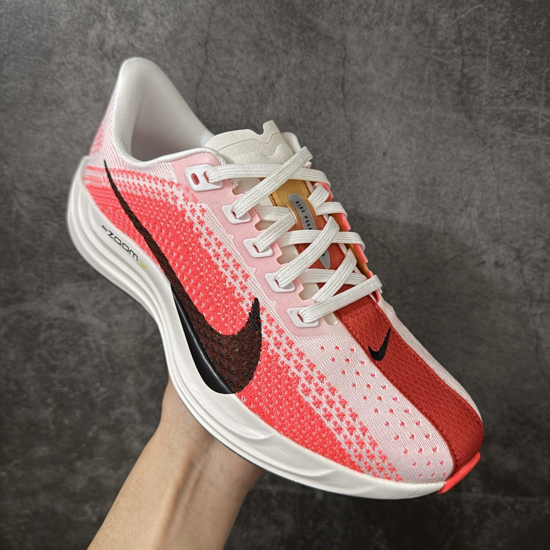 图片[3]-【RS纯原】Nike Pegasus Plus 超级飞马系列马拉松跑步鞋 马年白红FQ7262-103 平台专供 充正品质 之前未流通市场版本 内里嵌入定型海绵 中底搭载前Zoom+全掌React配置 全部原鞋开发打造 所有细节全部同步原版 全新一代拥有 Zoom Air 一如既往的稳定感和流畅感 鞋面采用工程网眼设计 为特定高热区域营造出色透气性 进一步增加鞋面的穿孔数量 让足部能够快速散热 中足搭配 Flywire 飞线 在高速运动时营造舒适稳定的贴合感 内置Zoon气垫加持 动力十足！ 尺码：36-45-选品中心