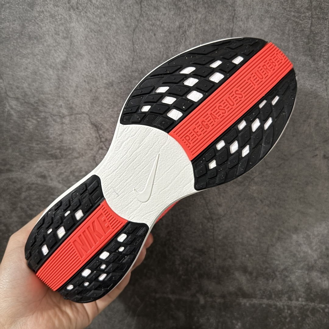 图片[9]-【RS纯原】Nike Pegasus Plus 超级飞马系列马拉松跑步鞋 马年白红FQ7262-103 平台专供 充正品质 之前未流通市场版本 内里嵌入定型海绵 中底搭载前Zoom+全掌React配置 全部原鞋开发打造 所有细节全部同步原版 全新一代拥有 Zoom Air 一如既往的稳定感和流畅感 鞋面采用工程网眼设计 为特定高热区域营造出色透气性 进一步增加鞋面的穿孔数量 让足部能够快速散热 中足搭配 Flywire 飞线 在高速运动时营造舒适稳定的贴合感 内置Zoon气垫加持 动力十足！ 尺码：36-45-选品中心