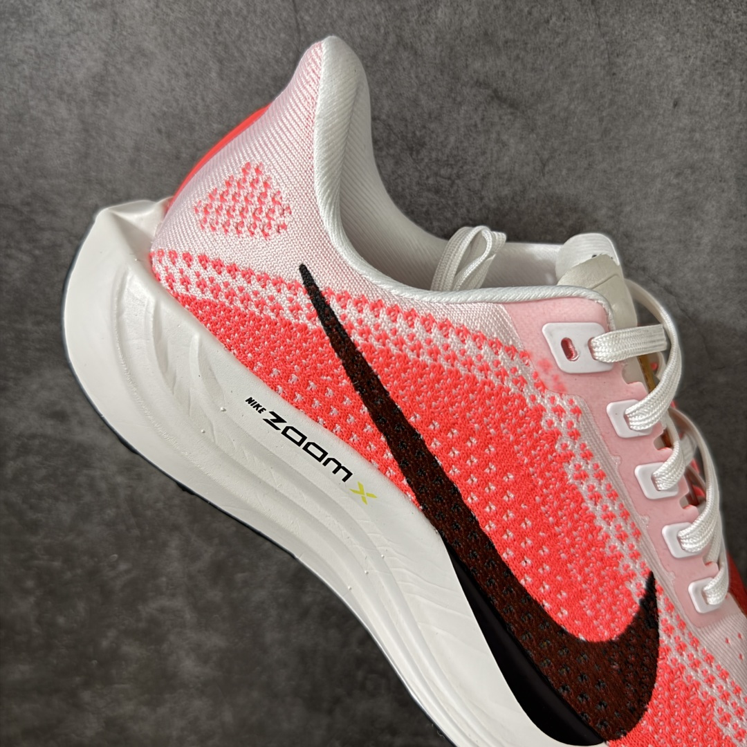 图片[7]-【RS纯原】Nike Pegasus Plus 超级飞马系列马拉松跑步鞋 马年白红FQ7262-103 平台专供 充正品质 之前未流通市场版本 内里嵌入定型海绵 中底搭载前Zoom+全掌React配置 全部原鞋开发打造 所有细节全部同步原版 全新一代拥有 Zoom Air 一如既往的稳定感和流畅感 鞋面采用工程网眼设计 为特定高热区域营造出色透气性 进一步增加鞋面的穿孔数量 让足部能够快速散热 中足搭配 Flywire 飞线 在高速运动时营造舒适稳定的贴合感 内置Zoon气垫加持 动力十足！ 尺码：36-45-选品中心