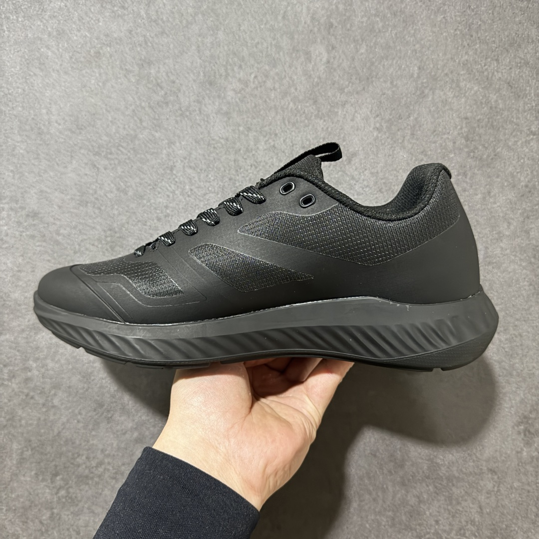 图片[2]-【公司级】Ecco 爱步健步BIOMC 25周年新款百搭跑步健身鞋   #鞋面采用迪尼玛牛皮，轻盈柔韧耐磨，提供抗撕裂性能 自然律动科技，符合人体工学鞋楦，贴近足部形态 穿着更舒适 直接注塑工艺连接鞋面与鞋底，一体成型，合脚稳固 橡胶外底适应多种地形，抓地耐磨，稳定支撑 完美平衡颜值与性能，拓展穿搭可能性 都市探索 步履悠然  货号：875825 尺码：39 40 41 42 43 44-选品中心