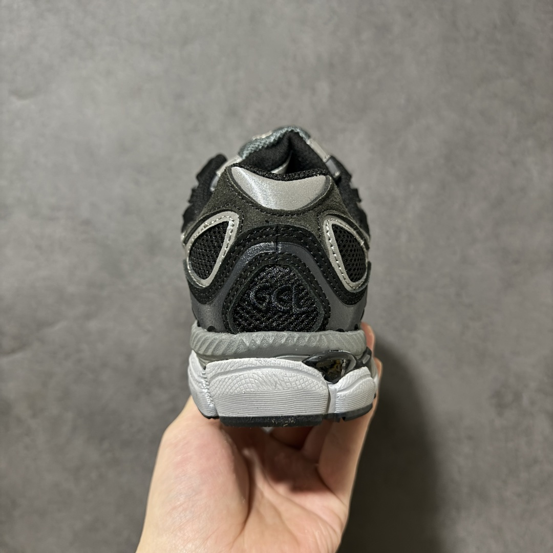 图片[4]-【公司级】Kicki Yang Zhang x Asics Gel-NYC 阿斯克斯 亚瑟士 低帮 黑银色 男女同款 科技未来Y2K户外机能风舒适时尚低邦跑步鞋 Gel-NYC运动鞋因其专业设计而备受追捧；这款鞋子的设计灵感源于经典的Asics系列，综合了Gel-Nimbus3和MC-Plusv系列的优势，鞋面采用复古感满满的皮革与织物共同打造，辅以不规则的线条设计，带来强烈的层次感；中底采用黑色搭配，搭载全掌GEL缓震胶，为穿着者提供柔软舒适的脚感，大底增加抗扭装置和GuidanceL linea重心引导线系统。 货号：1201A789-020（2023.12发售） 尺码：36 37 37.5 38 39 39.5 40 40.5 41.5 42 42.5 43.5 44 44.5 45 46 46.5 47-选品中心