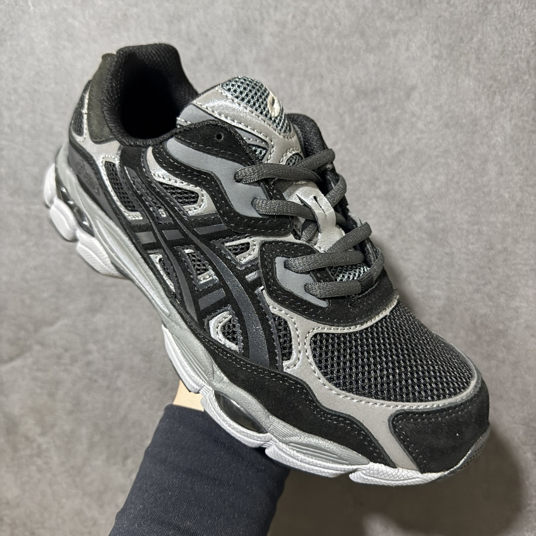 图片[3]-【公司级】Kicki Yang Zhang x Asics Gel-NYC 阿斯克斯 亚瑟士 低帮 黑银色 男女同款 科技未来Y2K户外机能风舒适时尚低邦跑步鞋 Gel-NYC运动鞋因其专业设计而备受追捧；这款鞋子的设计灵感源于经典的Asics系列，综合了Gel-Nimbus3和MC-Plusv系列的优势，鞋面采用复古感满满的皮革与织物共同打造，辅以不规则的线条设计，带来强烈的层次感；中底采用黑色搭配，搭载全掌GEL缓震胶，为穿着者提供柔软舒适的脚感，大底增加抗扭装置和GuidanceL linea重心引导线系统。 货号：1201A789-020（2023.12发售） 尺码：36 37 37.5 38 39 39.5 40 40.5 41.5 42 42.5 43.5 44 44.5 45 46 46.5 47-选品中心