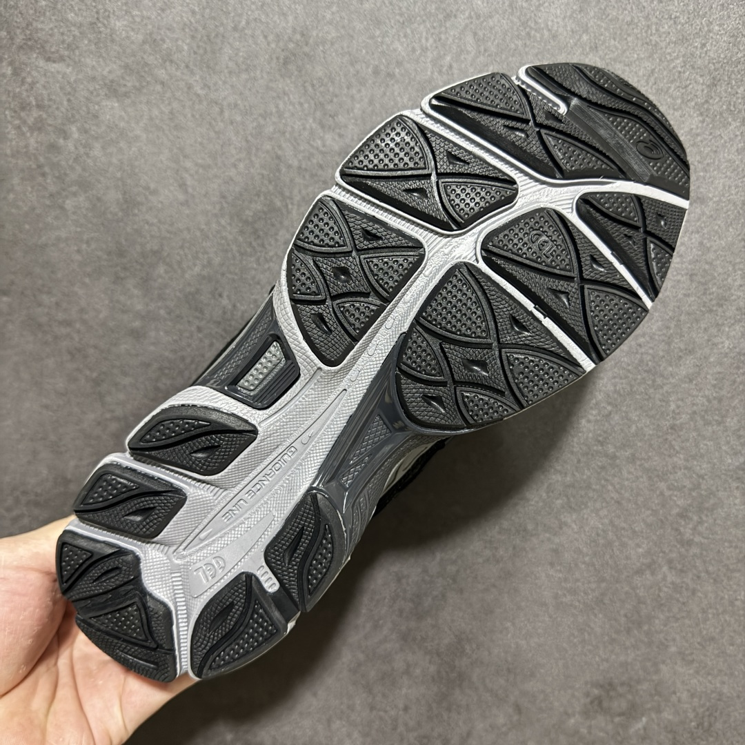 图片[9]-【公司级】Kicki Yang Zhang x Asics Gel-NYC 阿斯克斯 亚瑟士 低帮 黑银色 男女同款 科技未来Y2K户外机能风舒适时尚低邦跑步鞋 Gel-NYC运动鞋因其专业设计而备受追捧；这款鞋子的设计灵感源于经典的Asics系列，综合了Gel-Nimbus3和MC-Plusv系列的优势，鞋面采用复古感满满的皮革与织物共同打造，辅以不规则的线条设计，带来强烈的层次感；中底采用黑色搭配，搭载全掌GEL缓震胶，为穿着者提供柔软舒适的脚感，大底增加抗扭装置和GuidanceL linea重心引导线系统。 货号：1201A789-020（2023.12发售） 尺码：36 37 37.5 38 39 39.5 40 40.5 41.5 42 42.5 43.5 44 44.5 45 46 46.5 47-选品中心