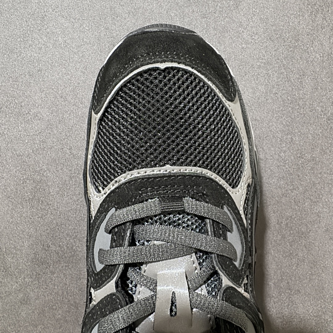 图片[8]-【公司级】Kicki Yang Zhang x Asics Gel-NYC 阿斯克斯 亚瑟士 低帮 黑银色 男女同款 科技未来Y2K户外机能风舒适时尚低邦跑步鞋 Gel-NYC运动鞋因其专业设计而备受追捧；这款鞋子的设计灵感源于经典的Asics系列，综合了Gel-Nimbus3和MC-Plusv系列的优势，鞋面采用复古感满满的皮革与织物共同打造，辅以不规则的线条设计，带来强烈的层次感；中底采用黑色搭配，搭载全掌GEL缓震胶，为穿着者提供柔软舒适的脚感，大底增加抗扭装置和GuidanceL linea重心引导线系统。 货号：1201A789-020（2023.12发售） 尺码：36 37 37.5 38 39 39.5 40 40.5 41.5 42 42.5 43.5 44 44.5 45 46 46.5 47-选品中心