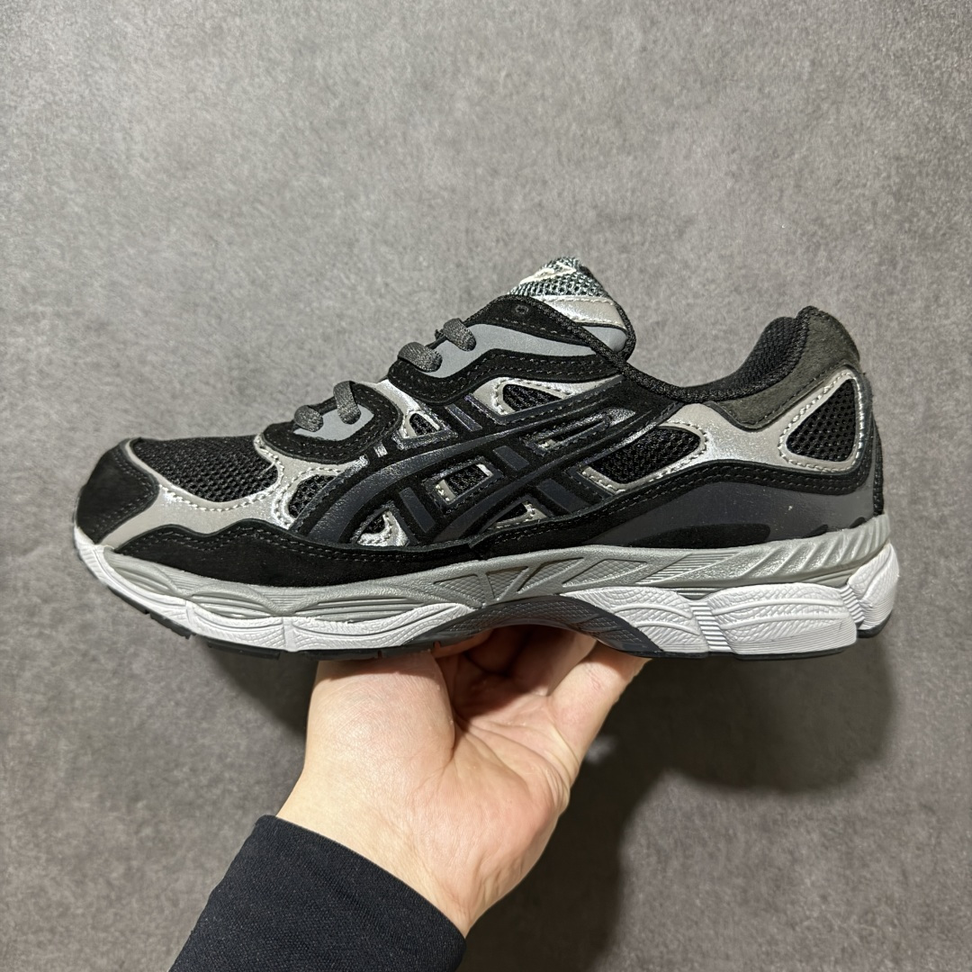 图片[2]-【公司级】Kicki Yang Zhang x Asics Gel-NYC 阿斯克斯 亚瑟士 低帮 黑银色 男女同款 科技未来Y2K户外机能风舒适时尚低邦跑步鞋 Gel-NYC运动鞋因其专业设计而备受追捧；这款鞋子的设计灵感源于经典的Asics系列，综合了Gel-Nimbus3和MC-Plusv系列的优势，鞋面采用复古感满满的皮革与织物共同打造，辅以不规则的线条设计，带来强烈的层次感；中底采用黑色搭配，搭载全掌GEL缓震胶，为穿着者提供柔软舒适的脚感，大底增加抗扭装置和GuidanceL linea重心引导线系统。 货号：1201A789-020（2023.12发售） 尺码：36 37 37.5 38 39 39.5 40 40.5 41.5 42 42.5 43.5 44 44.5 45 46 46.5 47-选品中心