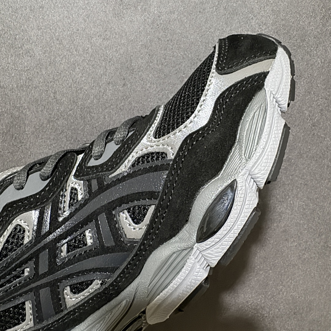 图片[5]-【公司级】Kicki Yang Zhang x Asics Gel-NYC 阿斯克斯 亚瑟士 低帮 黑银色 男女同款 科技未来Y2K户外机能风舒适时尚低邦跑步鞋 Gel-NYC运动鞋因其专业设计而备受追捧；这款鞋子的设计灵感源于经典的Asics系列，综合了Gel-Nimbus3和MC-Plusv系列的优势，鞋面采用复古感满满的皮革与织物共同打造，辅以不规则的线条设计，带来强烈的层次感；中底采用黑色搭配，搭载全掌GEL缓震胶，为穿着者提供柔软舒适的脚感，大底增加抗扭装置和GuidanceL linea重心引导线系统。 货号：1201A789-020（2023.12发售） 尺码：36 37 37.5 38 39 39.5 40 40.5 41.5 42 42.5 43.5 44 44.5 45 46 46.5 47-选品中心