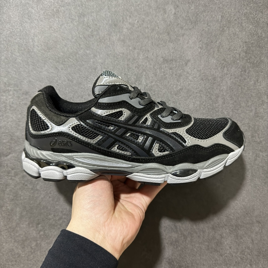【公司级】Kicki Yang Zhang x Asics Gel-NYC 阿斯克斯 亚瑟士 低帮 黑银色 男女同款 科技未来Y2K户外机能风舒适时尚低邦跑步鞋 Gel-NYC运动鞋因其专业设计而备受追捧；这款鞋子的设计灵感源于经典的Asics系列，综合了Gel-Nimbus3和MC-Plusv系列的优势，鞋面采用复古感满满的皮革与织物共同打造，辅以不规则的线条设计，带来强烈的层次感；中底采用黑色搭配，搭载全掌GEL缓震胶，为穿着者提供柔软舒适的脚感，大底增加抗扭装置和GuidanceL linea重心引导线系统。 货号：1201A789-020（2023.12发售） 尺码：36 37 37.5 38 39 39.5 40 40.5 41.5 42 42.5 43.5 44 44.5 45 46 46.5 47-选品中心