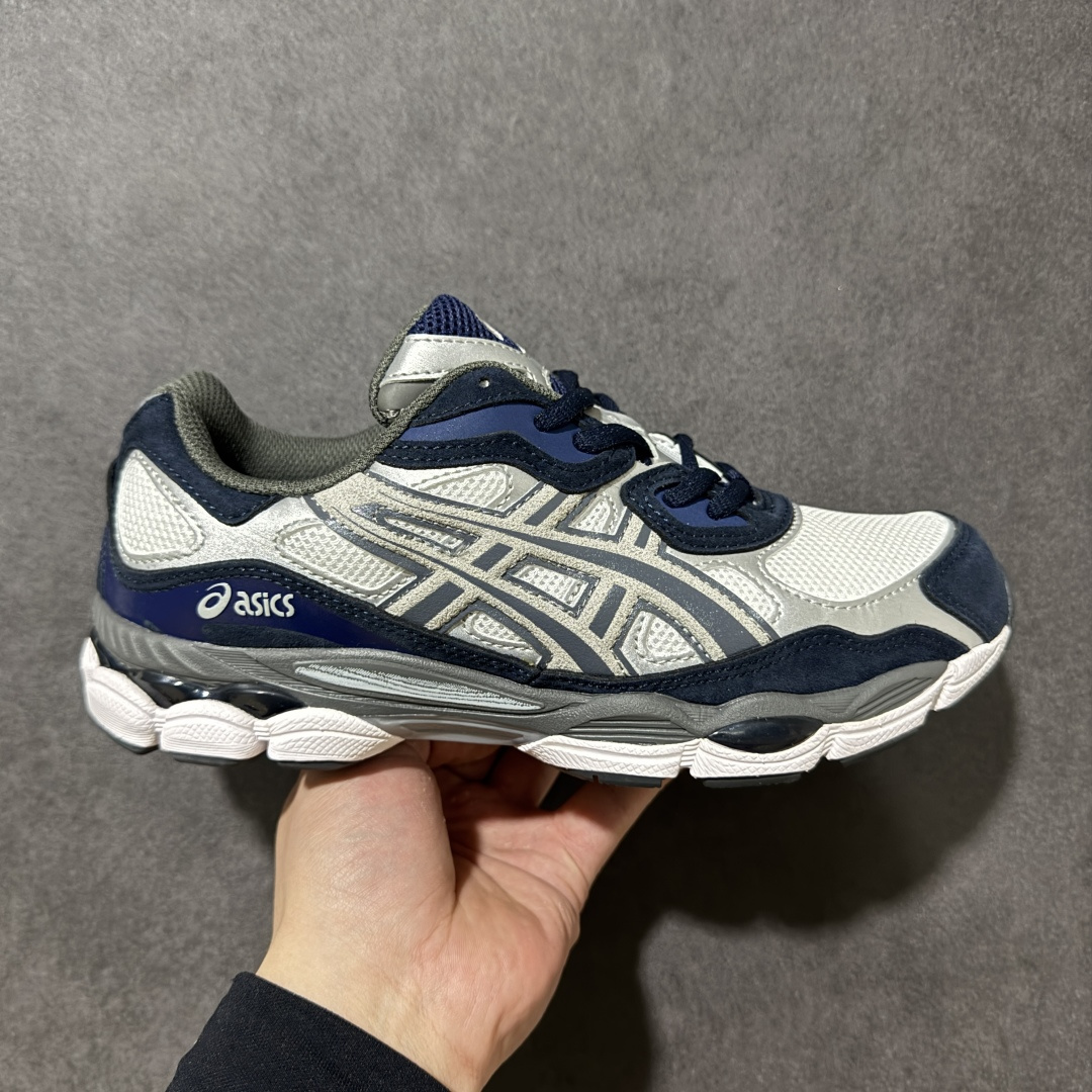 【公司级】Kicki Yang Zhang x Asics Gel-NYC 阿斯克斯 亚瑟士 低帮 黑银色 男女同款 科技未来Y2K户外机能风舒适时尚低邦跑步鞋 Gel-NYC运动鞋因其专业设计而备受追捧；这款鞋子的设计灵感源于经典的Asics系列，综合了Gel-Nimbus3和MC-Plusv系列的优势，鞋面采用复古感满满的皮革与织物共同打造，辅以不规则的线条设计，带来强烈的层次感；中底采用黑色搭配，搭载全掌GEL缓震胶，为穿着者提供柔软舒适的脚感，大底增加抗扭装置和GuidanceL linea重心引导线系统。 货号：1201A789-100（2023.12发售） 尺码：36 37 37.5 38 39 39.5 40 40.5 41.5 42 42.5 43.5 44 44.5 45 46 46.5 47-选品中心