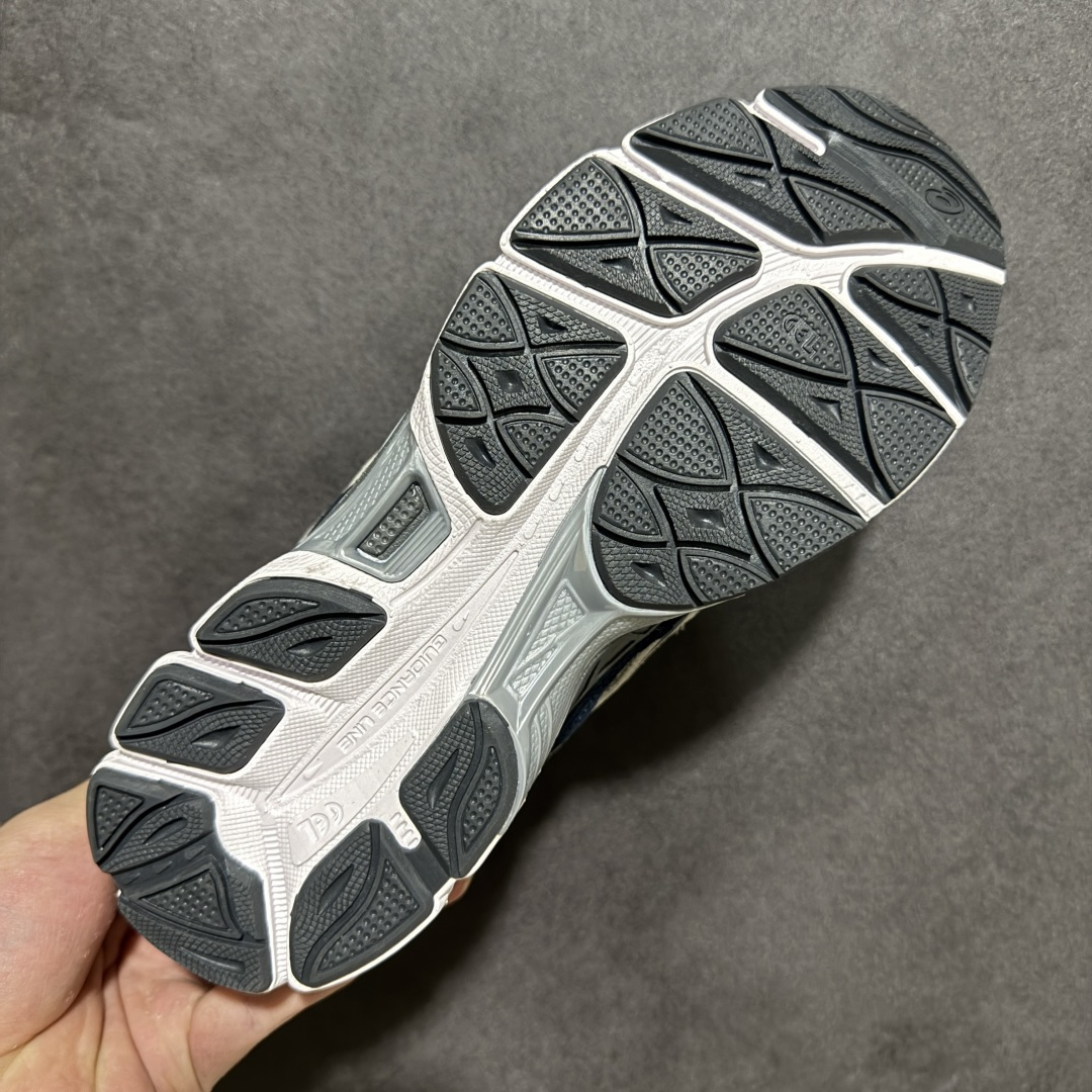 图片[9]-【公司级】Kicki Yang Zhang x Asics Gel-NYC 阿斯克斯 亚瑟士 低帮 黑银色 男女同款 科技未来Y2K户外机能风舒适时尚低邦跑步鞋 Gel-NYC运动鞋因其专业设计而备受追捧；这款鞋子的设计灵感源于经典的Asics系列，综合了Gel-Nimbus3和MC-Plusv系列的优势，鞋面采用复古感满满的皮革与织物共同打造，辅以不规则的线条设计，带来强烈的层次感；中底采用黑色搭配，搭载全掌GEL缓震胶，为穿着者提供柔软舒适的脚感，大底增加抗扭装置和GuidanceL linea重心引导线系统。 货号：1201A789-100（2023.12发售） 尺码：36 37 37.5 38 39 39.5 40 40.5 41.5 42 42.5 43.5 44 44.5 45 46 46.5 47-选品中心