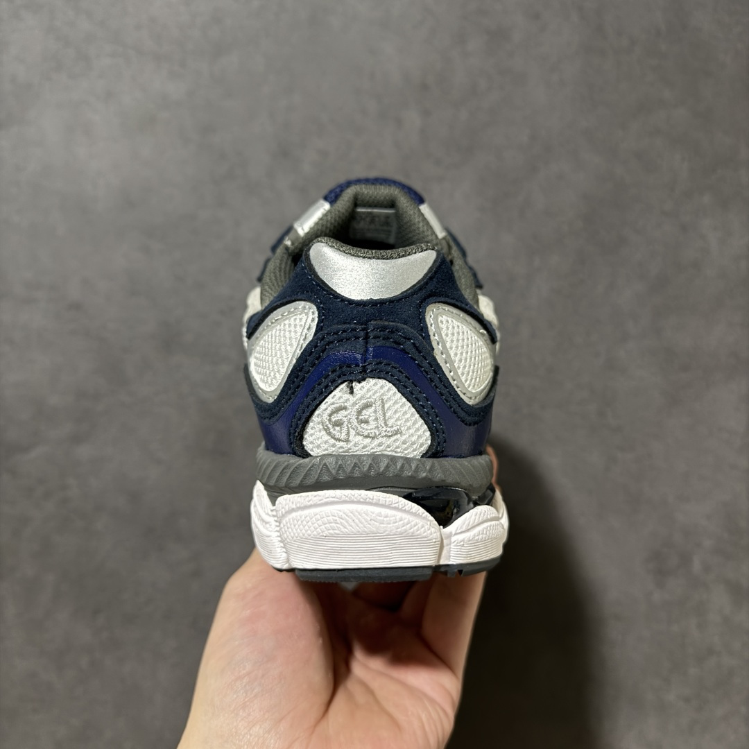 图片[4]-【公司级】Kicki Yang Zhang x Asics Gel-NYC 阿斯克斯 亚瑟士 低帮 黑银色 男女同款 科技未来Y2K户外机能风舒适时尚低邦跑步鞋 Gel-NYC运动鞋因其专业设计而备受追捧；这款鞋子的设计灵感源于经典的Asics系列，综合了Gel-Nimbus3和MC-Plusv系列的优势，鞋面采用复古感满满的皮革与织物共同打造，辅以不规则的线条设计，带来强烈的层次感；中底采用黑色搭配，搭载全掌GEL缓震胶，为穿着者提供柔软舒适的脚感，大底增加抗扭装置和GuidanceL linea重心引导线系统。 货号：1201A789-100（2023.12发售） 尺码：36 37 37.5 38 39 39.5 40 40.5 41.5 42 42.5 43.5 44 44.5 45 46 46.5 47-选品中心