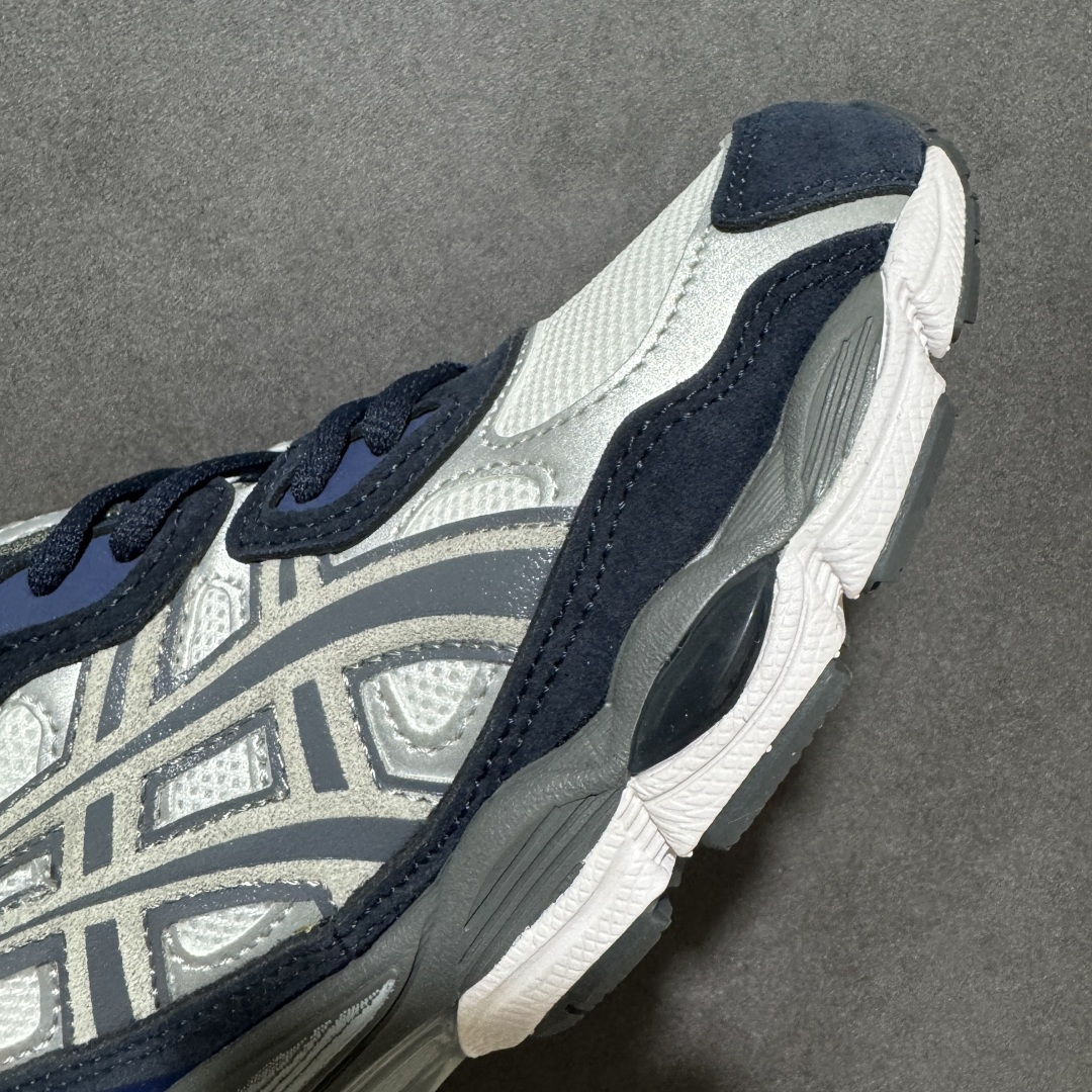 图片[5]-【公司级】Kicki Yang Zhang x Asics Gel-NYC 阿斯克斯 亚瑟士 低帮 黑银色 男女同款 科技未来Y2K户外机能风舒适时尚低邦跑步鞋 Gel-NYC运动鞋因其专业设计而备受追捧；这款鞋子的设计灵感源于经典的Asics系列，综合了Gel-Nimbus3和MC-Plusv系列的优势，鞋面采用复古感满满的皮革与织物共同打造，辅以不规则的线条设计，带来强烈的层次感；中底采用黑色搭配，搭载全掌GEL缓震胶，为穿着者提供柔软舒适的脚感，大底增加抗扭装置和GuidanceL linea重心引导线系统。 货号：1201A789-100（2023.12发售） 尺码：36 37 37.5 38 39 39.5 40 40.5 41.5 42 42.5 43.5 44 44.5 45 46 46.5 47-选品中心