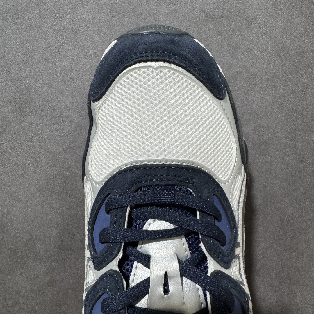 图片[8]-【公司级】Kicki Yang Zhang x Asics Gel-NYC 阿斯克斯 亚瑟士 低帮 黑银色 男女同款 科技未来Y2K户外机能风舒适时尚低邦跑步鞋 Gel-NYC运动鞋因其专业设计而备受追捧；这款鞋子的设计灵感源于经典的Asics系列，综合了Gel-Nimbus3和MC-Plusv系列的优势，鞋面采用复古感满满的皮革与织物共同打造，辅以不规则的线条设计，带来强烈的层次感；中底采用黑色搭配，搭载全掌GEL缓震胶，为穿着者提供柔软舒适的脚感，大底增加抗扭装置和GuidanceL linea重心引导线系统。 货号：1201A789-100（2023.12发售） 尺码：36 37 37.5 38 39 39.5 40 40.5 41.5 42 42.5 43.5 44 44.5 45 46 46.5 47-选品中心