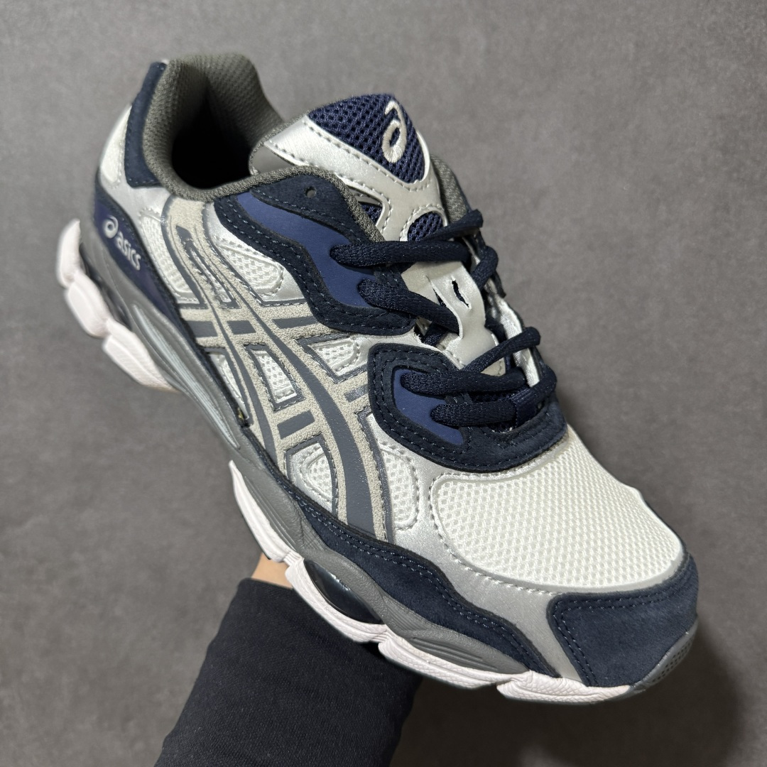 图片[3]-【公司级】Kicki Yang Zhang x Asics Gel-NYC 阿斯克斯 亚瑟士 低帮 黑银色 男女同款 科技未来Y2K户外机能风舒适时尚低邦跑步鞋 Gel-NYC运动鞋因其专业设计而备受追捧；这款鞋子的设计灵感源于经典的Asics系列，综合了Gel-Nimbus3和MC-Plusv系列的优势，鞋面采用复古感满满的皮革与织物共同打造，辅以不规则的线条设计，带来强烈的层次感；中底采用黑色搭配，搭载全掌GEL缓震胶，为穿着者提供柔软舒适的脚感，大底增加抗扭装置和GuidanceL linea重心引导线系统。 货号：1201A789-100（2023.12发售） 尺码：36 37 37.5 38 39 39.5 40 40.5 41.5 42 42.5 43.5 44 44.5 45 46 46.5 47-选品中心