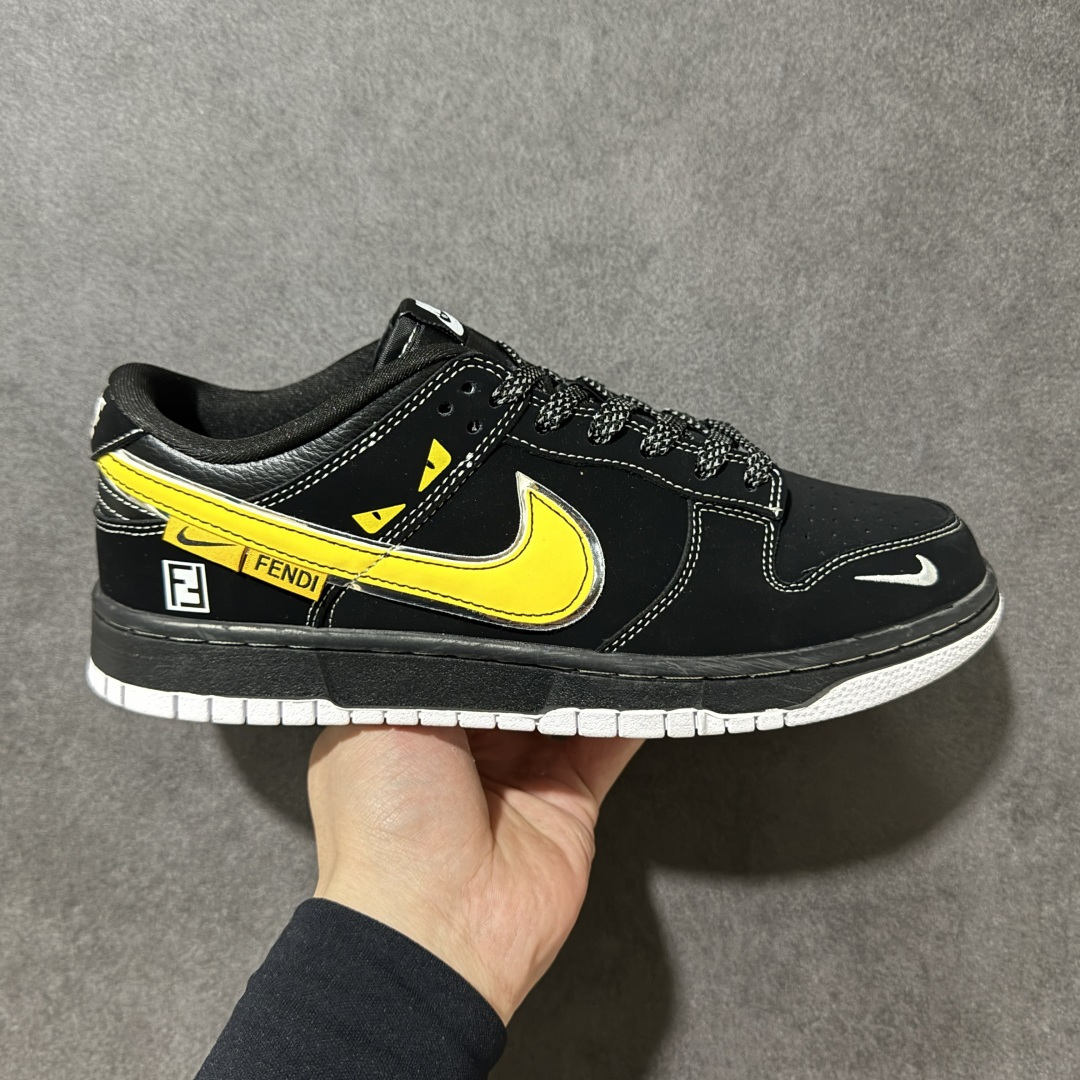 【定制版】Nike Dunk × Fendi 黑黄联名款 | 街头与奢品的碰撞 当经典Dunk Low遇上Fendi的奢潮基因，这双鞋直接把「高级感」焊在脚上！ 黑黄撞色自带吸睛buff，黄色Swoosh搭配Fendi标志性小恶魔眼与双F标识，细节处藏满辨识度；麂皮+皮革拼接材质，质感拉满又耐造，无论是日常出街还是潮流搭配都能轻松hold住，脚感舒适的同时，把「低调奢华」演绎得淋漓尽致，潮人鞋柜必入的联名狠货！ 货号： KK1333-049 尺码： 36 36.5 37.5 38 38.5 39 40 40.5 41 42 42.5 43 44 44.5 45-选品中心