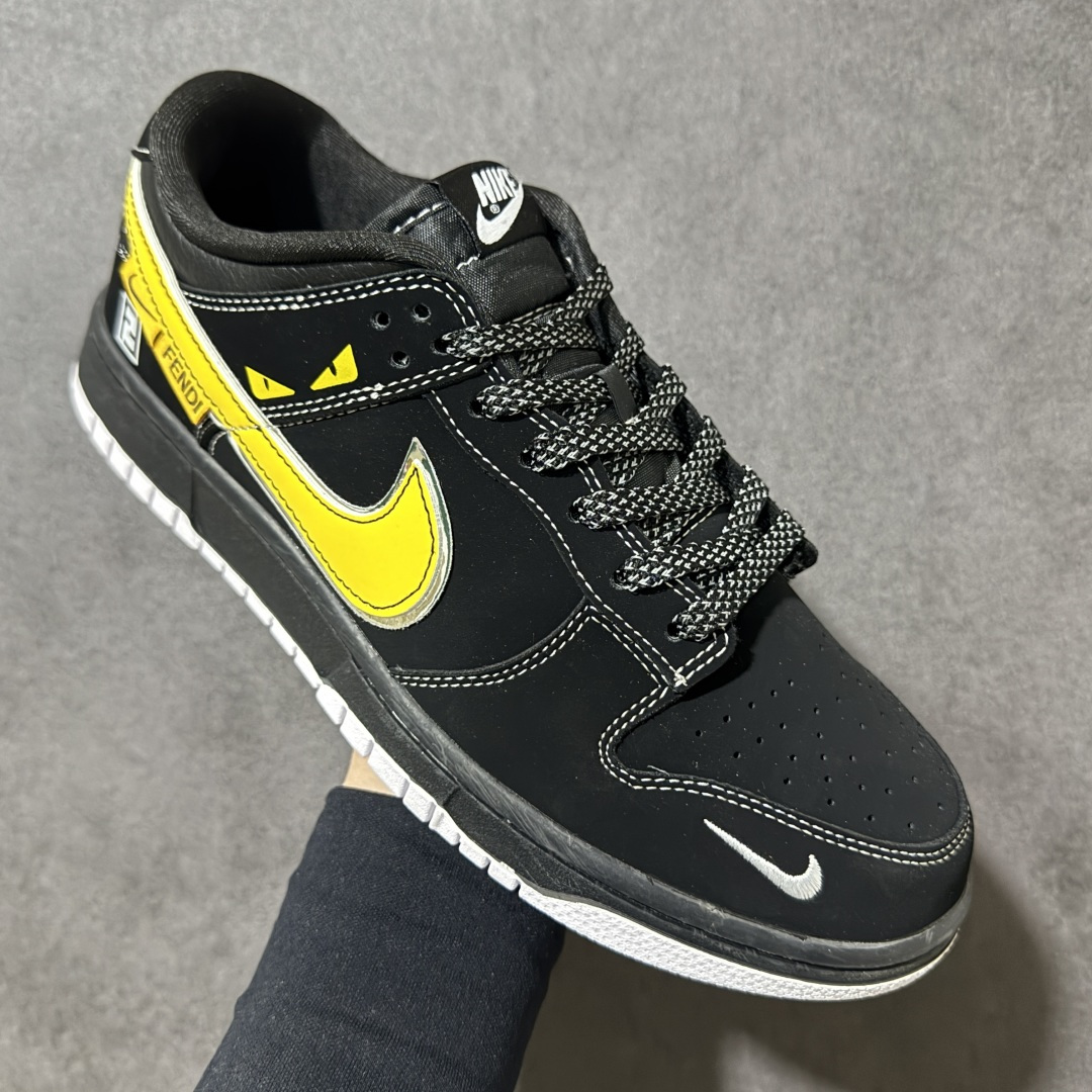 图片[3]-【定制版】Nike Dunk × Fendi 黑黄联名款 | 街头与奢品的碰撞 当经典Dunk Low遇上Fendi的奢潮基因，这双鞋直接把「高级感」焊在脚上！ 黑黄撞色自带吸睛buff，黄色Swoosh搭配Fendi标志性小恶魔眼与双F标识，细节处藏满辨识度；麂皮+皮革拼接材质，质感拉满又耐造，无论是日常出街还是潮流搭配都能轻松hold住，脚感舒适的同时，把「低调奢华」演绎得淋漓尽致，潮人鞋柜必入的联名狠货！ 货号： KK1333-049 尺码： 36 36.5 37.5 38 38.5 39 40 40.5 41 42 42.5 43 44 44.5 45-选品中心