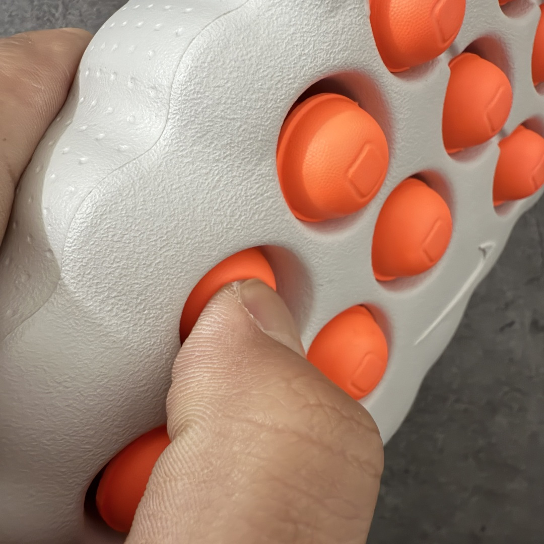 图片[10]-【PK纯原】NK Mind 001 Sail 黑科技足底按摩舒适贴合训练鞋 红色HQ4307-003 顶级版本 正确细节 1：1标配组合底 MD软底 渐变雾面大底 超高清洁度 按摩功能效果同步原版 区别市场通货 Mind 001 从神经科学中汲取灵感，打造出一款不仅外观独特，更能为穿着者带来别样感知体验的球鞋，此次新作将继续延续此核心方向。历时十年打磨的 Mind 系列，承载着 Nike 对未来鞋款的愿景呈现。系列中的每双鞋，外底均由 22 个独立泡沫结节构成，旨在模拟赤足般的体验。这些结节N通过与足底感官感受器的相互作用，从而促进人体的自然步态。 尺码：36-47.5=36 37.5 38.5 40 41 42.5 44 45 46 47.5 和官网一样偏小一码-选品中心