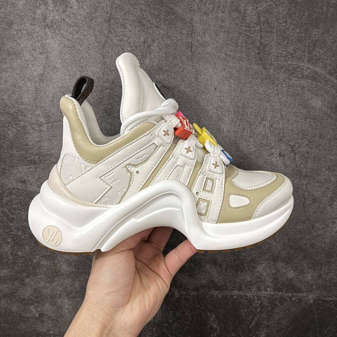 【YS纯原】广奢高端货Louis Vuitton 路易威登LV Archlight Sneakers系列 真皮拼色弓型拱桥底运动鞋 INS炸款 · 米兰走秀风 高奢质感 ✦ 高奢品牌走秀款 · 复古老爹＋舞蹈弓型轮廓 ✦ 升级原装5D礼盒＋全套原装配件 ✦ 支持NFC感应 · 直接跳转官网 ✦ 头层小牛皮革饰片 · 细节干净利落 ✦ 原厂网面＋真皮拼接 · 透气不闷脚 ✦ 独立开发 TPU回弹中底 · 轻量缓震 ✦ 组合 TPR耐磨大底 · 抓地稳、耐穿强 ✦ 超软皮内里＋柔软脚垫 · 上脚一秒舒适 尺码：35-39-选品中心