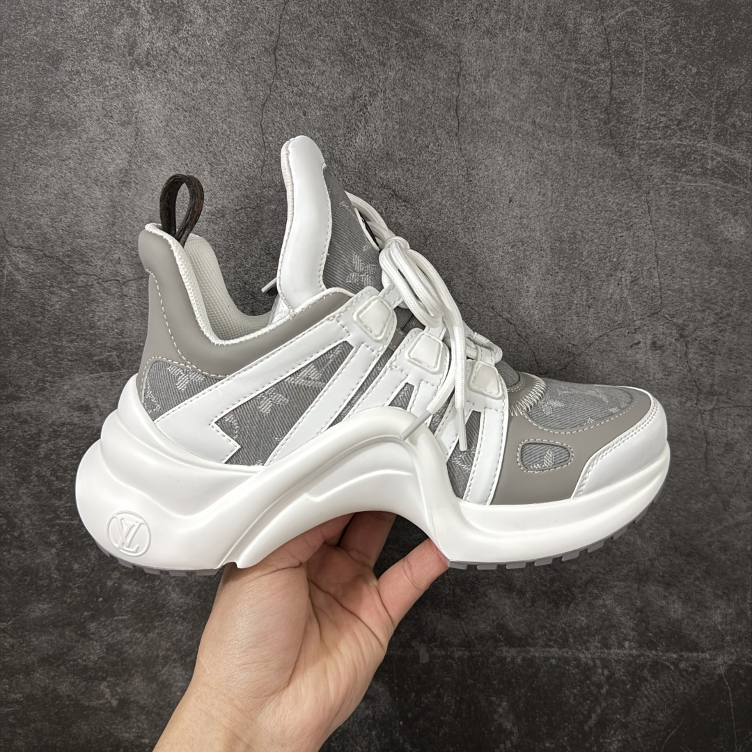 【YS纯原】广奢高端货Louis Vuitton 路易威登LV Archlight Sneakers系列 真皮拼色弓型拱桥底运动鞋 INS炸款 · 米兰走秀风 高奢质感 ✦ 高奢品牌走秀款 · 复古老爹＋舞蹈弓型轮廓 ✦ 升级原装5D礼盒＋全套原装配件 ✦ 支持NFC感应 · 直接跳转官网 ✦ 头层小牛皮革饰片 · 细节干净利落 ✦ 原厂网面＋真皮拼接 · 透气不闷脚 ✦ 独立开发 TPU回弹中底 · 轻量缓震 ✦ 组合 TPR耐磨大底 · 抓地稳、耐穿强 ✦ 超软皮内里＋柔软脚垫 · 上脚一秒舒适 尺码：35-39-选品中心