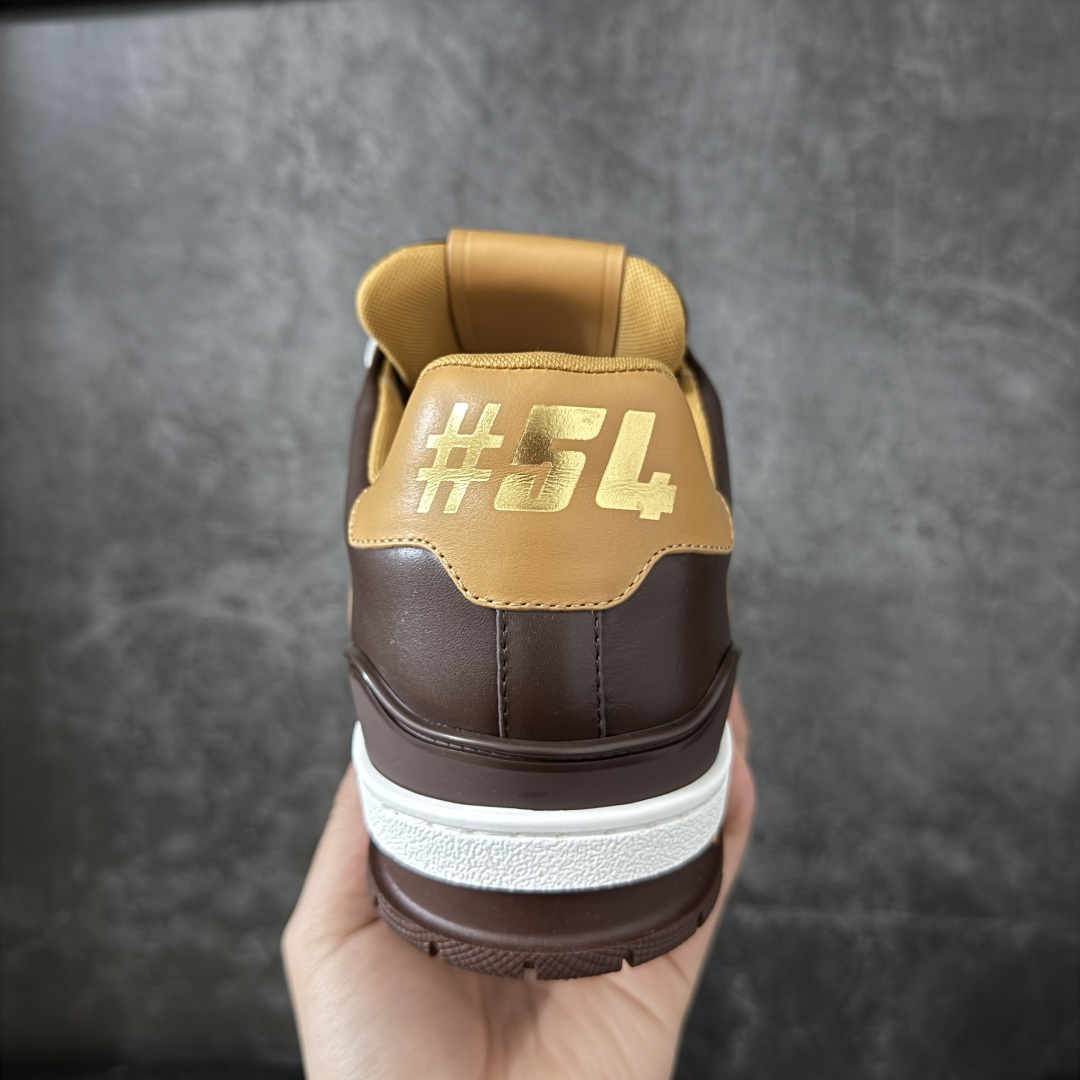 图片[4]-【专柜版/海淘代购版】 现货当天可取 LV Trainer系列高奢运动鞋 棕色拼接皮面 新款芯片顶级 潮人必备单品 同步ZP官网空胶工艺 鞋舌、挂饰均镶嵌NFC芯片感应装置 正确胶片断点式设计 中底正确还原原版油印字母比例 1：1原楦格板、楦头、刀磨全新升级！ 独家订制顶级压纹麂皮 原版开模TPU大底 质感原版一致 垫脚聚米微料加透气英伦网布 披靡市场任何版本！细节完美呈现！ 代购指定版本 全新升级最新双盒包装 扫码秒进官网！ 全套包装配件同比原版 尺码： 38-46-选品中心