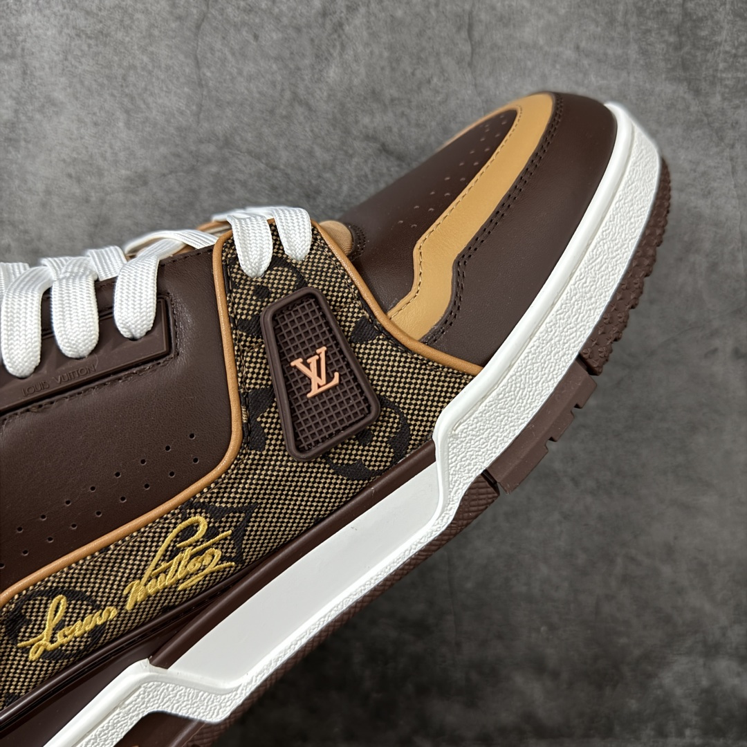 图片[6]-【专柜版/海淘代购版】 现货当天可取 LV Trainer系列高奢运动鞋 棕色拼接皮面 新款芯片顶级 潮人必备单品 同步ZP官网空胶工艺 鞋舌、挂饰均镶嵌NFC芯片感应装置 正确胶片断点式设计 中底正确还原原版油印字母比例 1：1原楦格板、楦头、刀磨全新升级！ 独家订制顶级压纹麂皮 原版开模TPU大底 质感原版一致 垫脚聚米微料加透气英伦网布 披靡市场任何版本！细节完美呈现！ 代购指定版本 全新升级最新双盒包装 扫码秒进官网！ 全套包装配件同比原版 尺码： 38-46-选品中心
