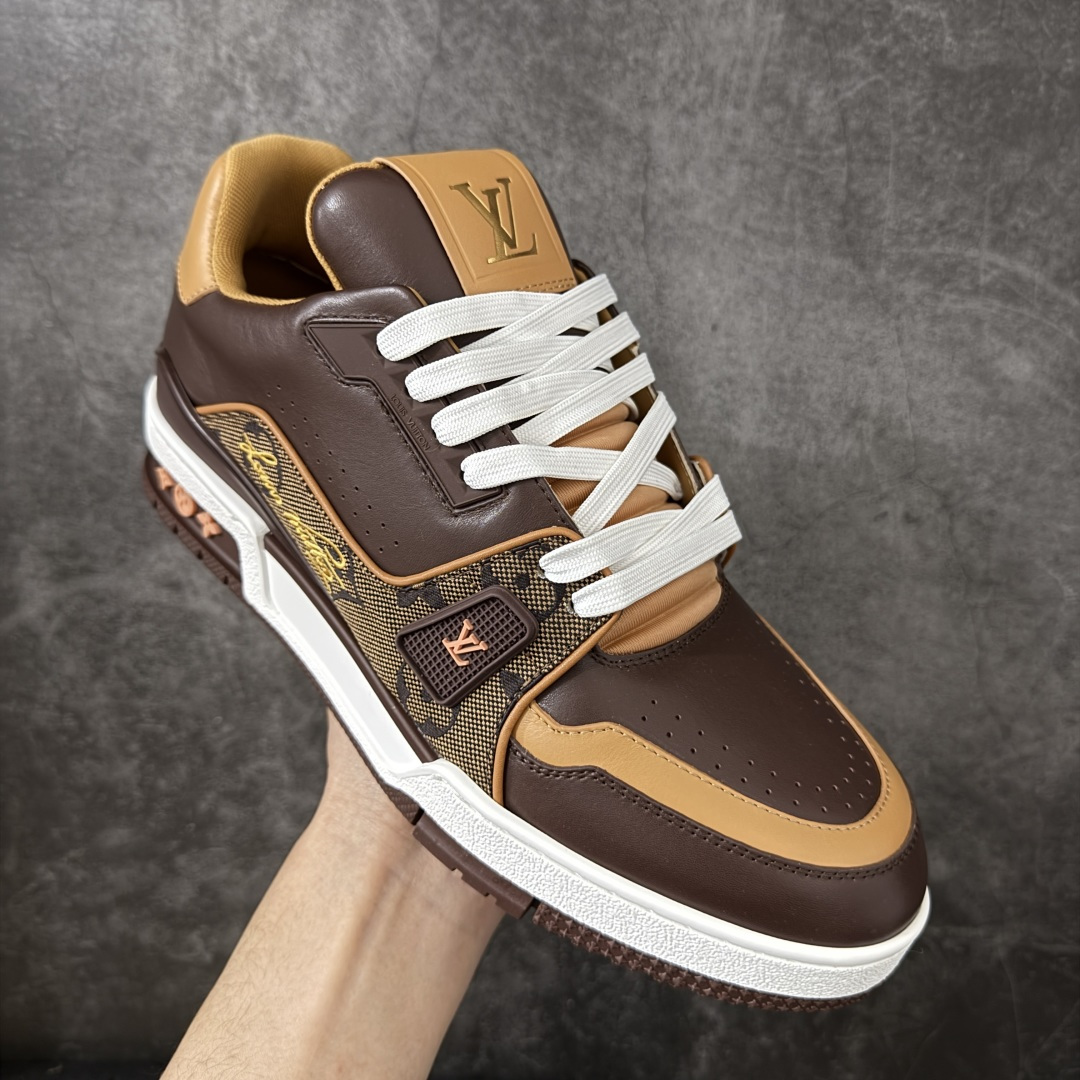 图片[3]-【专柜版/海淘代购版】 现货当天可取 LV Trainer系列高奢运动鞋 棕色拼接皮面 新款芯片顶级 潮人必备单品 同步ZP官网空胶工艺 鞋舌、挂饰均镶嵌NFC芯片感应装置 正确胶片断点式设计 中底正确还原原版油印字母比例 1：1原楦格板、楦头、刀磨全新升级！ 独家订制顶级压纹麂皮 原版开模TPU大底 质感原版一致 垫脚聚米微料加透气英伦网布 披靡市场任何版本！细节完美呈现！ 代购指定版本 全新升级最新双盒包装 扫码秒进官网！ 全套包装配件同比原版 尺码： 38-46-选品中心