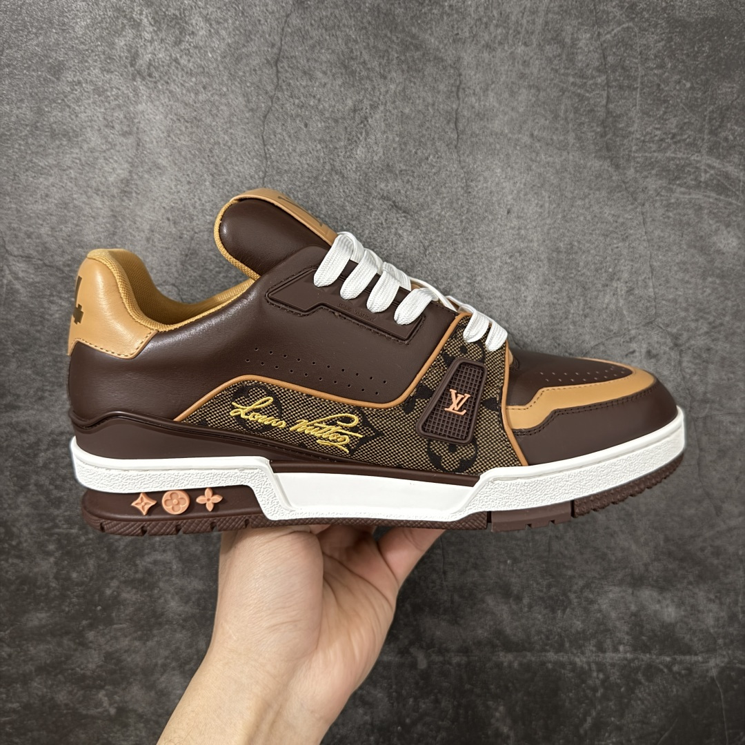 【专柜版/海淘代购版】 现货当天可取 LV Trainer系列高奢运动鞋 棕色拼接皮面 新款芯片顶级 潮人必备单品 同步ZP官网空胶工艺 鞋舌、挂饰均镶嵌NFC芯片感应装置 正确胶片断点式设计 中底正确还原原版油印字母比例 1：1原楦格板、楦头、刀磨全新升级！ 独家订制顶级压纹麂皮 原版开模TPU大底 质感原版一致 垫脚聚米微料加透气英伦网布 披靡市场任何版本！细节完美呈现！ 代购指定版本 全新升级最新双盒包装 扫码秒进官网！ 全套包装配件同比原版 尺码： 38-46-选品中心