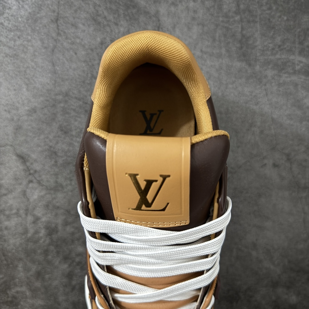 图片[8]-【专柜版/海淘代购版】 现货当天可取 LV Trainer系列高奢运动鞋 棕色拼接皮面 新款芯片顶级 潮人必备单品 同步ZP官网空胶工艺 鞋舌、挂饰均镶嵌NFC芯片感应装置 正确胶片断点式设计 中底正确还原原版油印字母比例 1：1原楦格板、楦头、刀磨全新升级！ 独家订制顶级压纹麂皮 原版开模TPU大底 质感原版一致 垫脚聚米微料加透气英伦网布 披靡市场任何版本！细节完美呈现！ 代购指定版本 全新升级最新双盒包装 扫码秒进官网！ 全套包装配件同比原版 尺码： 38-46-选品中心