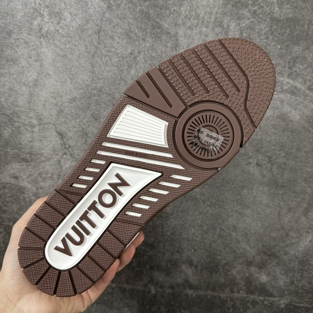 图片[9]-【专柜版/海淘代购版】 现货当天可取 LV Trainer系列高奢运动鞋 棕色拼接皮面 新款芯片顶级 潮人必备单品 同步ZP官网空胶工艺 鞋舌、挂饰均镶嵌NFC芯片感应装置 正确胶片断点式设计 中底正确还原原版油印字母比例 1：1原楦格板、楦头、刀磨全新升级！ 独家订制顶级压纹麂皮 原版开模TPU大底 质感原版一致 垫脚聚米微料加透气英伦网布 披靡市场任何版本！细节完美呈现！ 代购指定版本 全新升级最新双盒包装 扫码秒进官网！ 全套包装配件同比原版 尺码： 38-46-选品中心