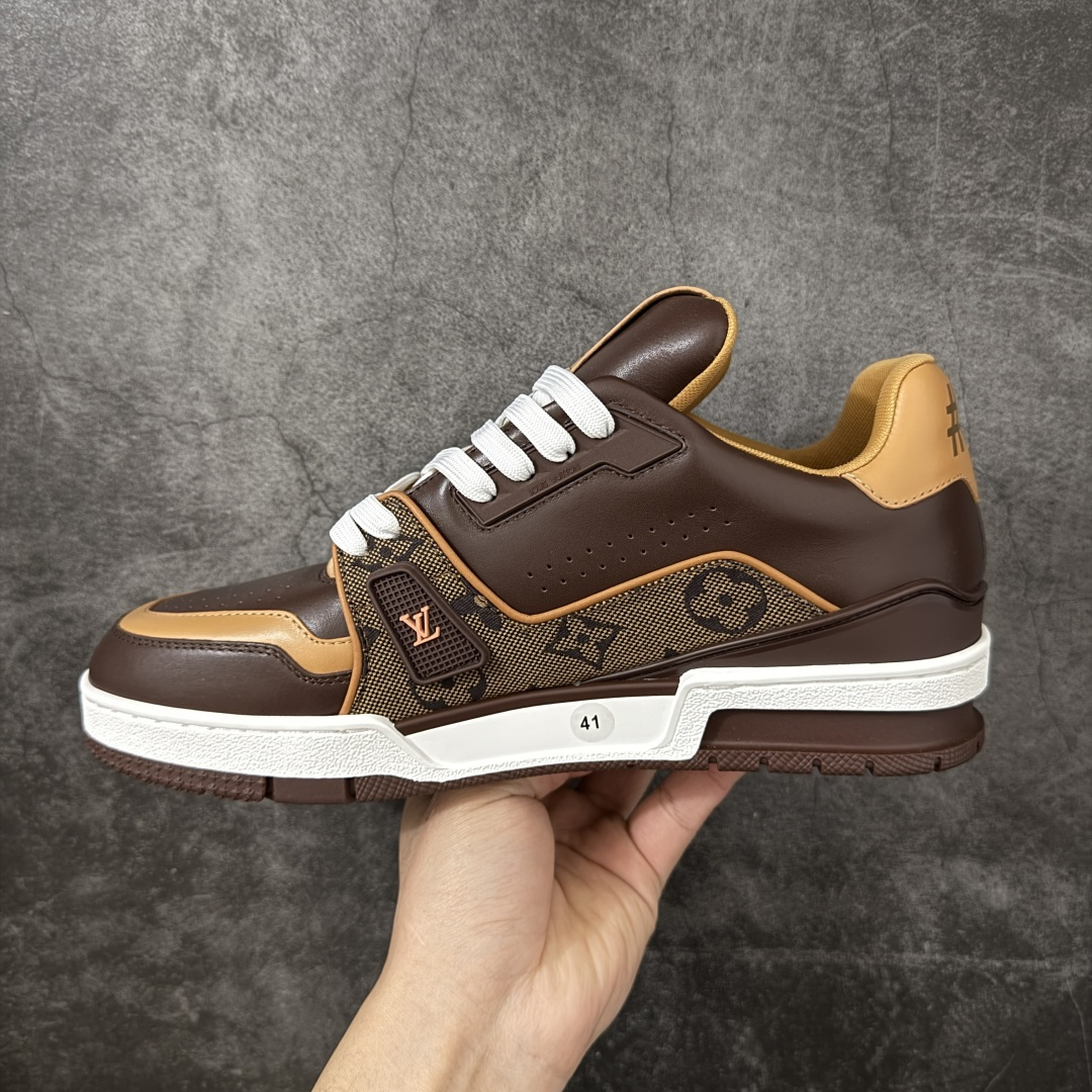 图片[2]-【专柜版/海淘代购版】 现货当天可取 LV Trainer系列高奢运动鞋 棕色拼接皮面 新款芯片顶级 潮人必备单品 同步ZP官网空胶工艺 鞋舌、挂饰均镶嵌NFC芯片感应装置 正确胶片断点式设计 中底正确还原原版油印字母比例 1：1原楦格板、楦头、刀磨全新升级！ 独家订制顶级压纹麂皮 原版开模TPU大底 质感原版一致 垫脚聚米微料加透气英伦网布 披靡市场任何版本！细节完美呈现！ 代购指定版本 全新升级最新双盒包装 扫码秒进官网！ 全套包装配件同比原版 尺码： 38-46-选品中心